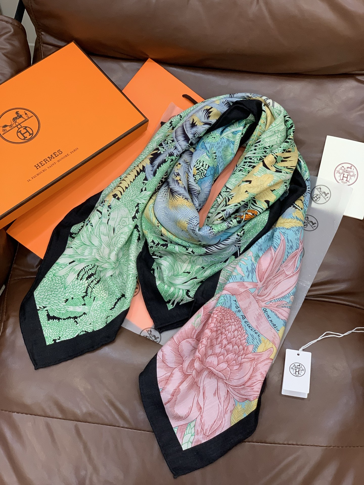 重磅推荐的140顶级丝绒双面异色披肩《回归自然》 披肩尺寸：140*140方巾 70%羊绒30%真丝这张