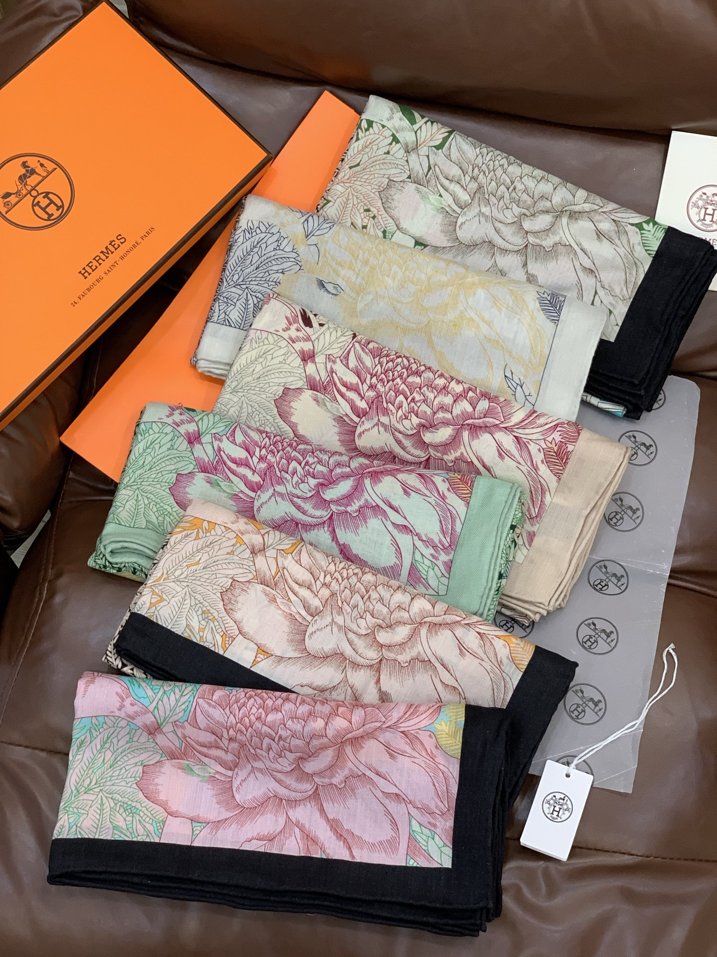 重磅推荐的140顶级丝绒双面异色披肩《回归自然》 披肩尺寸：140*140方巾 70%羊绒30%真丝这张