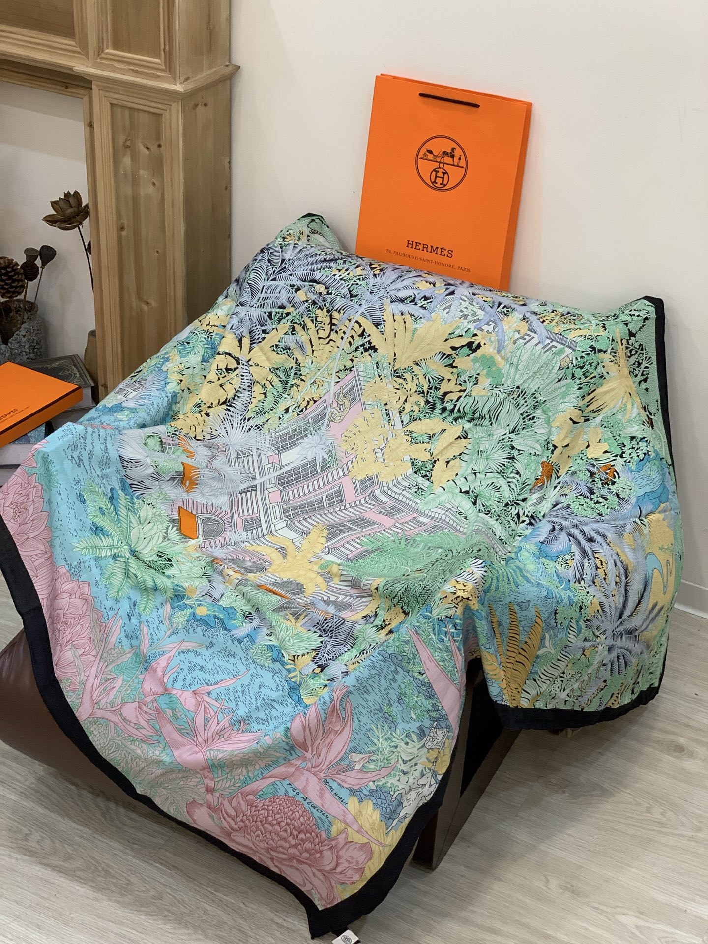 重磅推荐的140顶级丝绒双面异色披肩《回归自然》 披肩尺寸：140*140方巾 70%羊绒30%真丝这张