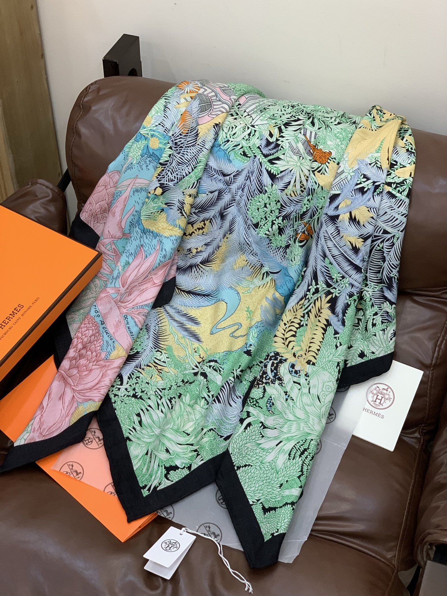 重磅推荐的140顶级丝绒双面异色披肩《回归自然》 披肩尺寸：140*140方巾 70%羊绒30%真丝这张