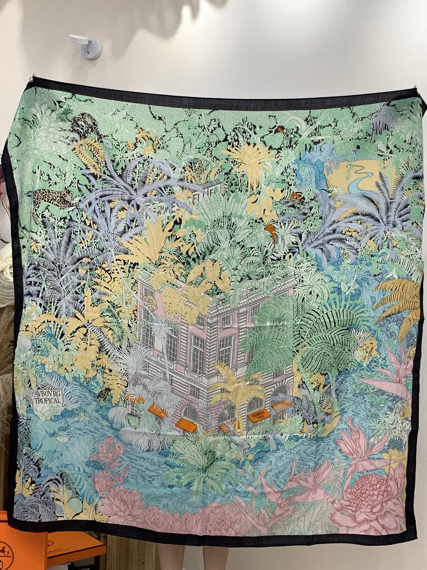 重磅推荐的140顶级丝绒双面异色披肩《回归自然》 披肩尺寸：140*140方巾 70%羊绒30%真丝这张