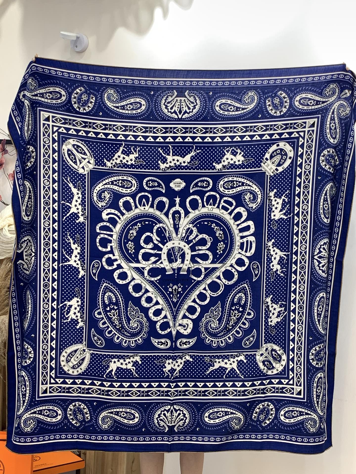 ✨✨【双面同色 丝毛款】H家羊绒新款 买了都说好看‼️推荐💕【爱心骏马 140】羊绒方巾‼️H家ZG爆款