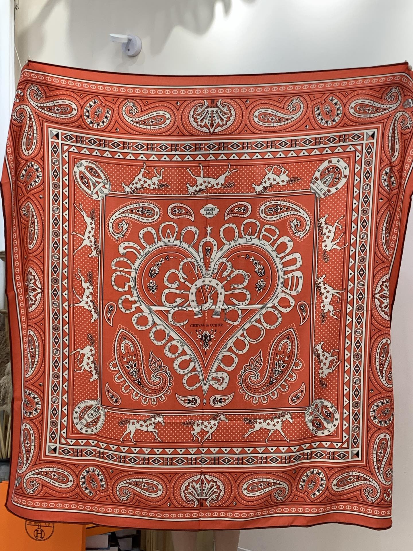 ✨✨【双面同色 丝毛款】H家羊绒新款 买了都说好看‼️推荐💕【爱心骏马 140】羊绒方巾‼️H家ZG爆款