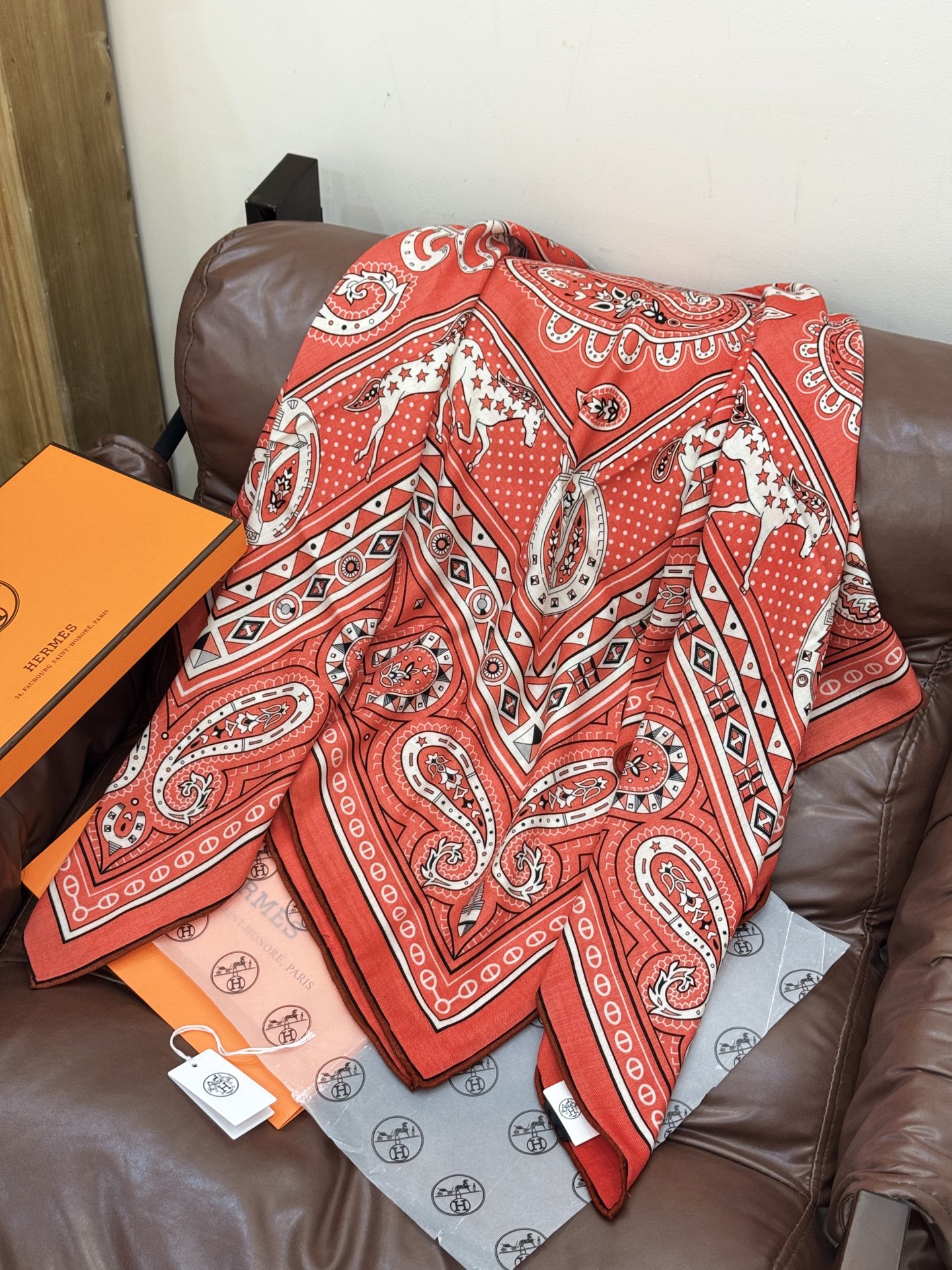 ✨✨【双面同色 丝毛款】H家羊绒新款 买了都说好看‼️推荐💕【爱心骏马 140】羊绒方巾‼️H家ZG爆款