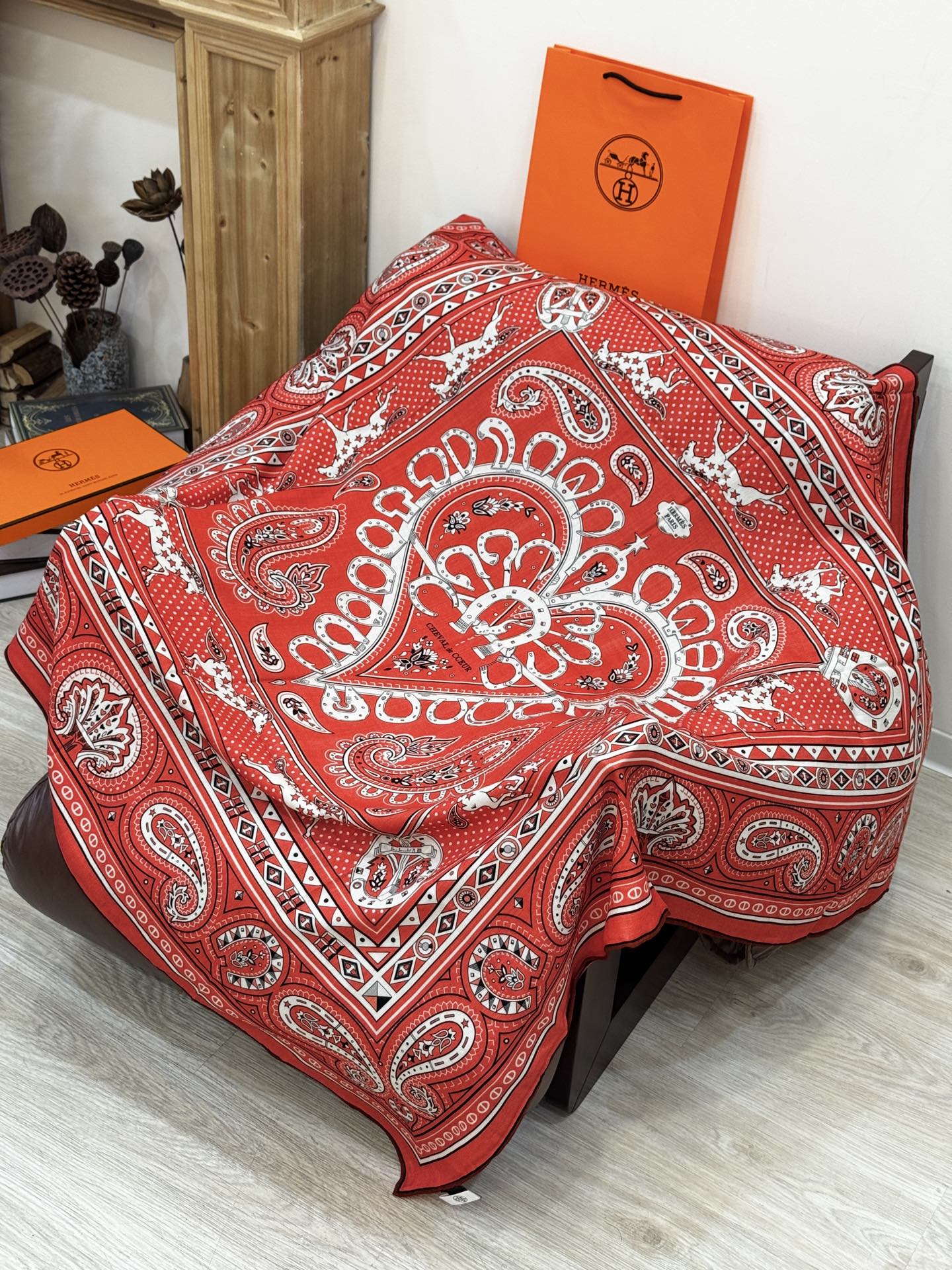 ✨✨【双面同色 丝毛款】H家羊绒新款 买了都说好看‼️推荐💕【爱心骏马 140】羊绒方巾‼️H家ZG爆款