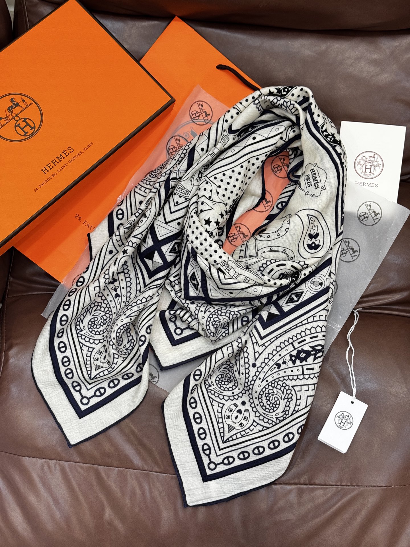 ✨✨【双面同色 丝毛款】H家羊绒新款 买了都说好看‼️推荐💕【爱心骏马 140】羊绒方巾‼️H家ZG爆款