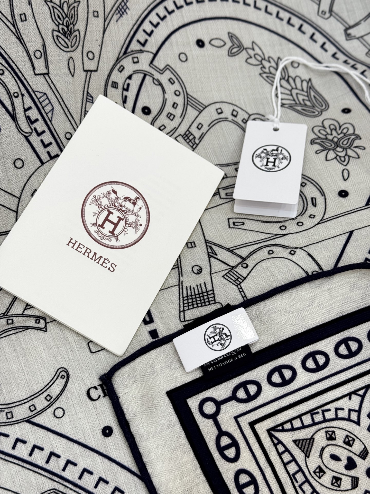 ✨✨【双面同色 丝毛款】H家羊绒新款 买了都说好看‼️推荐💕【爱心骏马 140】羊绒方巾‼️H家ZG爆款