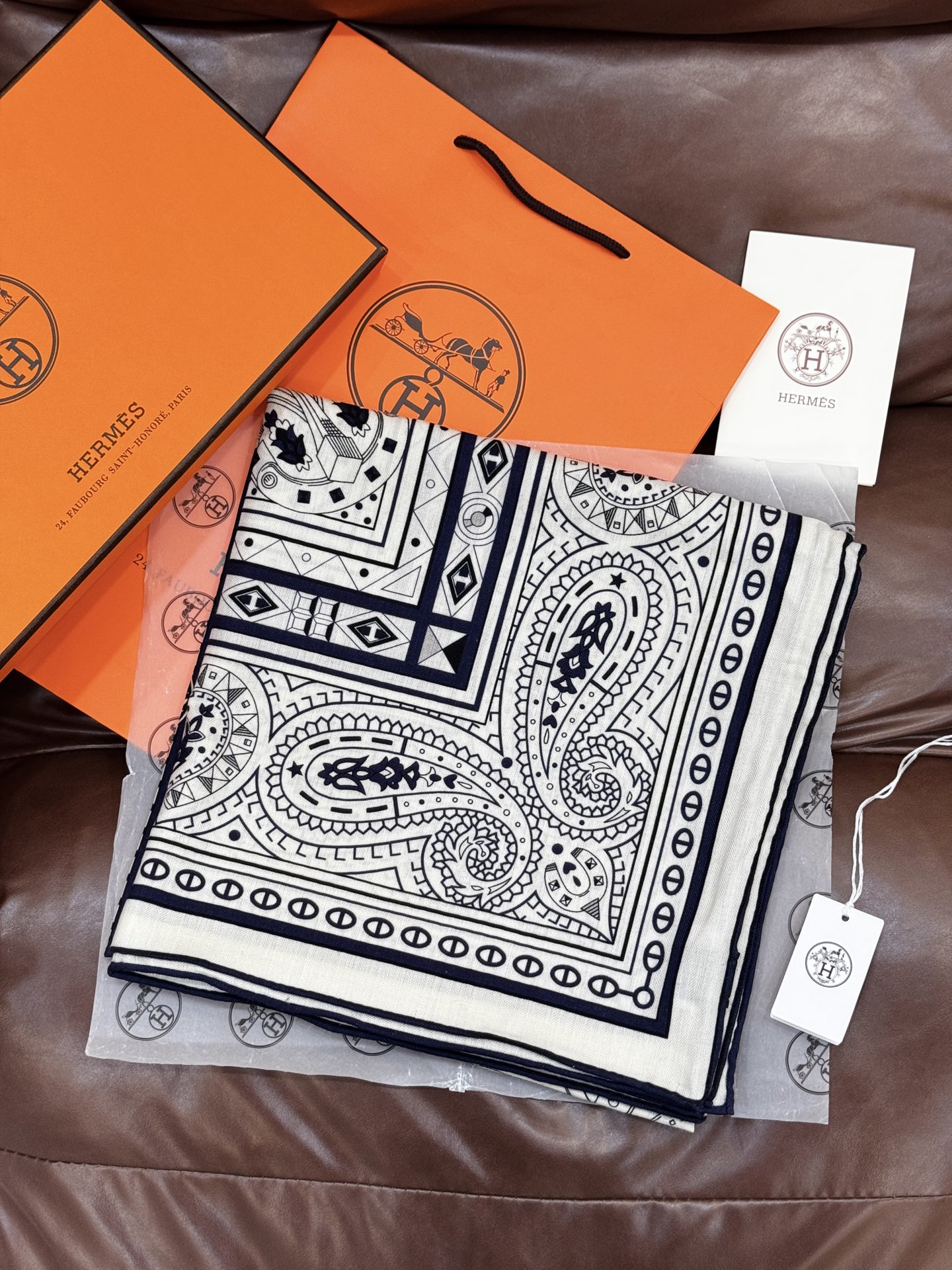 ✨✨【双面同色 丝毛款】H家羊绒新款 买了都说好看‼️推荐💕【爱心骏马 140】羊绒方巾‼️H家ZG爆款