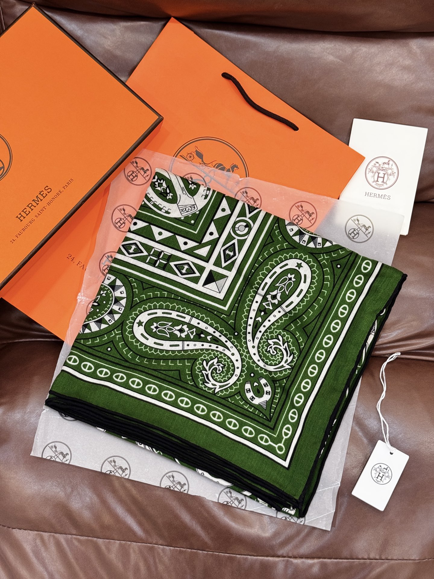 ✨✨【双面同色 丝毛款】H家羊绒新款 买了都说好看‼️推荐💕【爱心骏马 140】羊绒方巾‼️H家ZG爆款