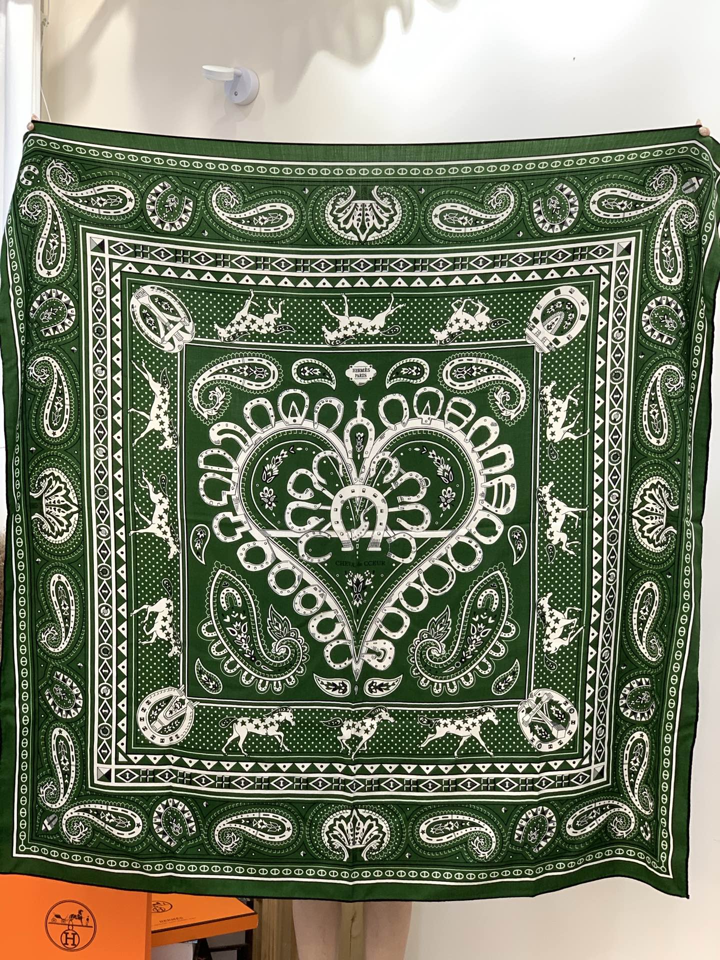 ✨✨【双面同色 丝毛款】H家羊绒新款 买了都说好看‼️推荐💕【爱心骏马 140】羊绒方巾‼️H家ZG爆款