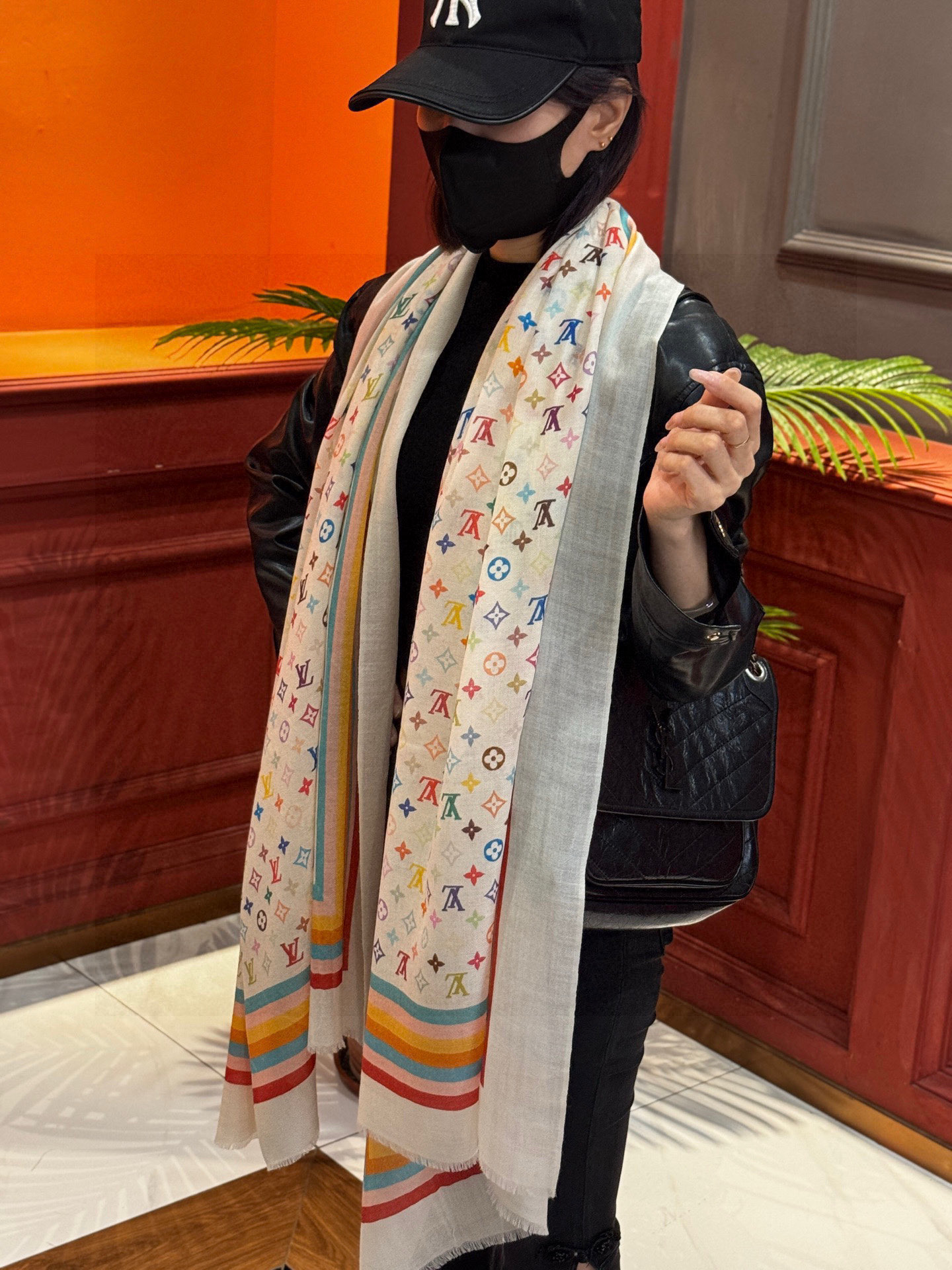 NO:580957,Iv's most popular Takashi Murakami three-color cashmere scarf in 25 years has been shipped!  It can also be used as a framed painting, which is extremely beautiful and shows a fashionable, high-end, luxurious style!  The best hit of the year!  The material is 100% cashmere, which is a very collectible style. Fashion is a kind of reincarnation, and it is a timeless and fashionable style!  Size 100*200 high version scarf, high version scarf1986090925年Iv最火的村上隆三彩羊绒长巾出货了！也可做装裱画,绝美无比,尽显时尚高端大气奢华风格！年度最佳爆款 ！材质是百分百羊绒,很值得收藏的款式,时尚是一种轮回,永不过时很时尚的款式！尺寸100*200高版本围巾,高版本围巾,scarf