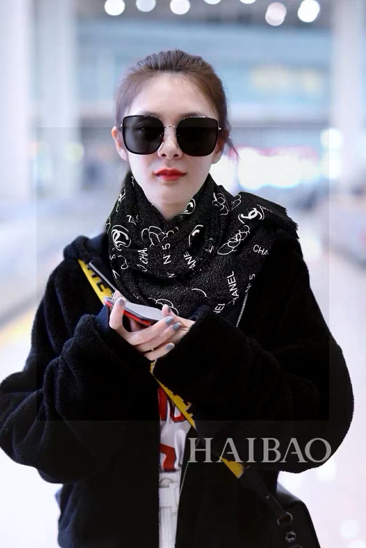 NO:580962,New scarf that will shine. New customer-supplied silver thread cashmere fabric long scarf. So beautiful [crying] [Xiaoxiang Silver Thread Icon], the royal palace-level top-notch new counter is on sale. The unique design style of pure cashmere sequins plus the rich Xiangjia's characteristic splicing pattern print of this season. It is extremely beautiful. Really. The upper body is extremely luxurious and high-end. Rare ~ little expensive ~ you can decide whether it looks good or not. Size 105x200cm  Large long scarf, top quality pure cashmere high version scarf, high version scarf, chanel19860909上新 会发光发亮的围巾 新款客供银线羊绒面料长巾 美翻了[流泪]【小香银线图标】,御用殿堂级极品新款专柜在售 纯羊绒亮片独特设计风格加上富有香家本季特色拼接图案印花 美丽至极 真的 上身极为奢华上档次 稀有～小贵～好看不好看自己看吧 尺寸105x200cm 大长巾,顶级纯羊绒高版本围巾,高版本围巾,chanel,scarf