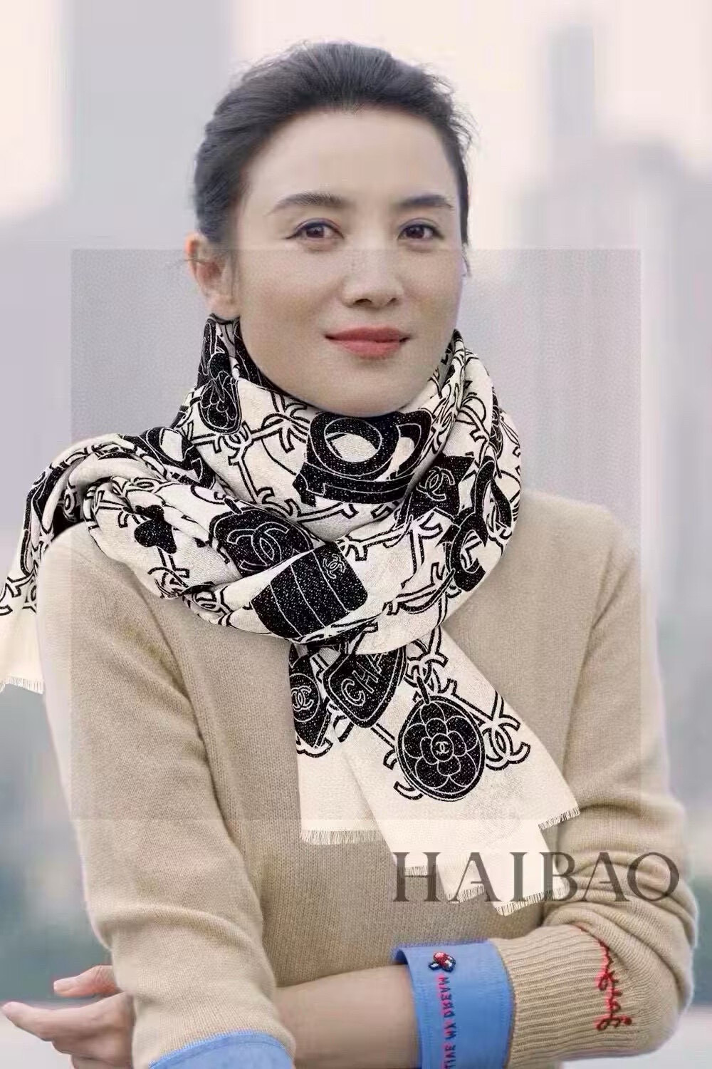 NO:580936,A shiny scarf. New customer-supplied silver thread cashmere fabric long scarf. So beautiful [crying] [Silver Thread Wish Lock Long Scarf] Royal palace-level new model is on sale at the counter. The unique design style of pure cashmere sequins and the rich Xiangjia classic LOGO pattern printing are extremely beautiful. Really. The upper body is extremely luxurious and high-end. Rare ~ little expensive ~ you can decide whether it looks good or not. Size 110x200cm  Large long scarf, top quality pure cashmere high version scarf, high version scarf, chanel19860909会发光发亮的围巾 新款客供银线羊绒面料长巾 美翻了[流泪]【银线心愿锁长巾】御用殿堂级极新款专柜在售 纯羊绒亮片独特设计风格加上富有香家经典LOGO图案印花 美丽至极 真的 上身极为奢华上档次 稀有～小贵～好看不好看自己看吧 尺寸110x200cm 大长巾,顶级纯羊绒高版本围巾,高版本围巾,chanel,scarf