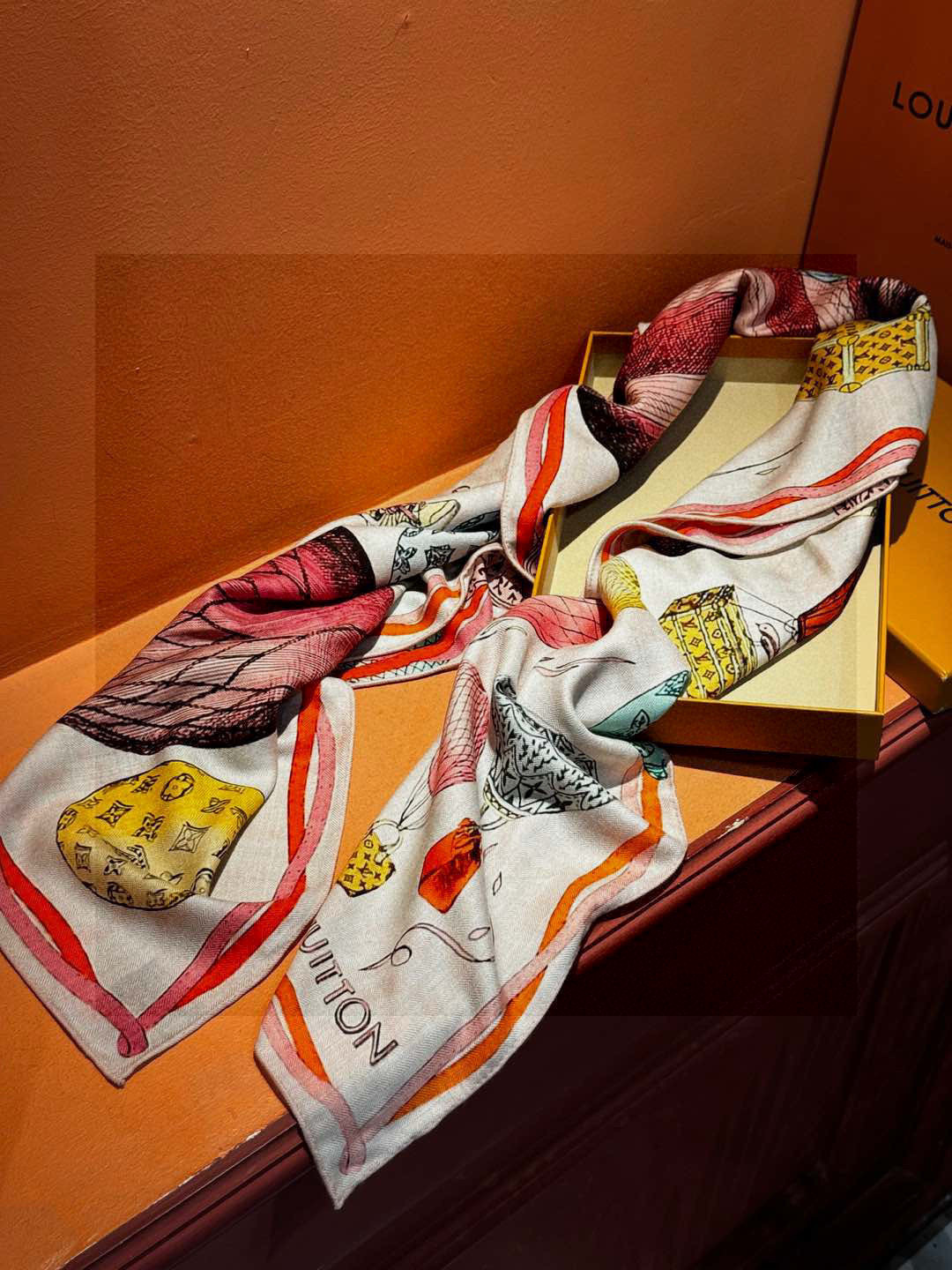 ❄【双面同色】原单Lv140cm丝绒方巾，《热气球》，本款方巾全新加入 U价🉐️ and Away 系列