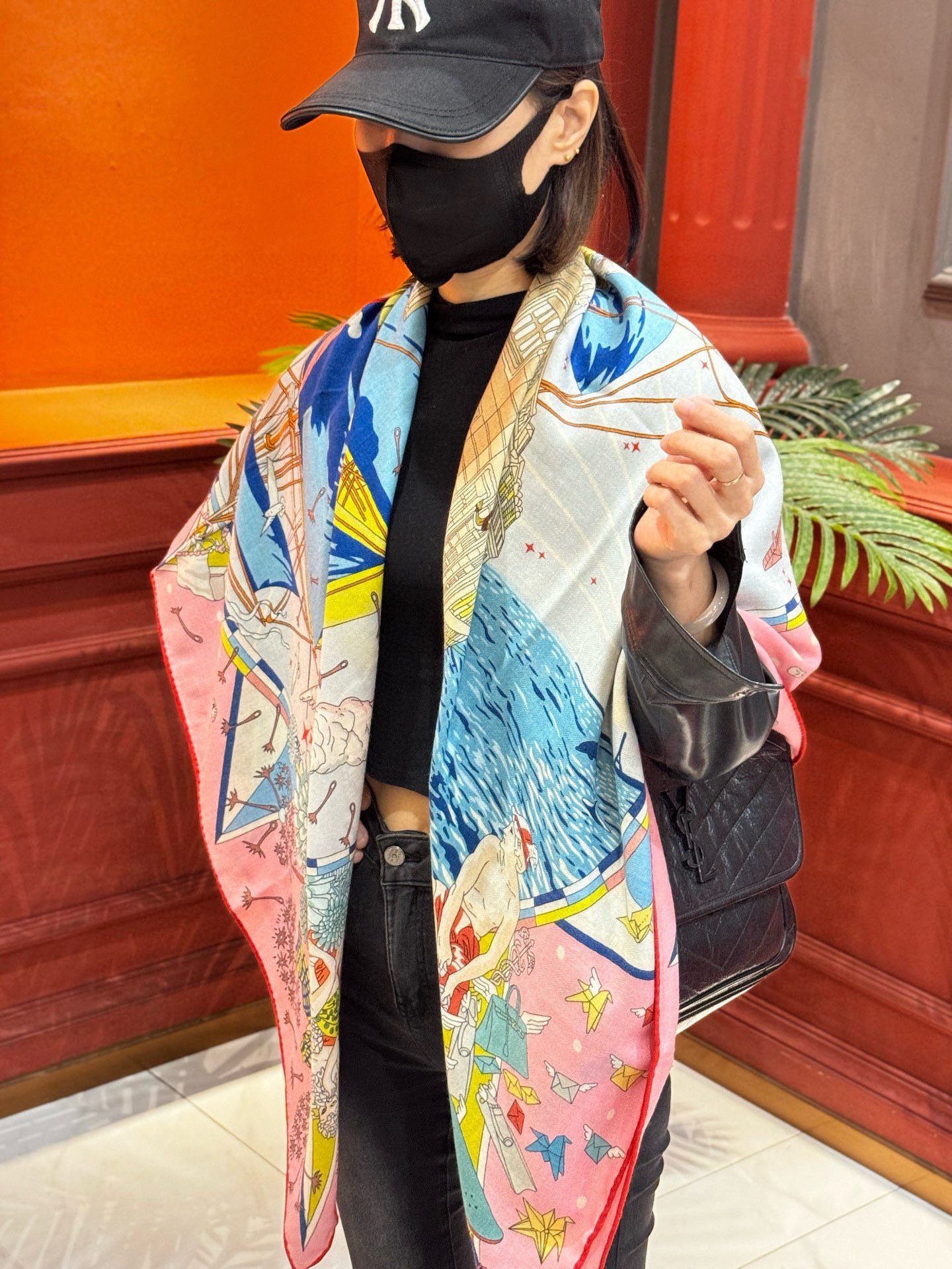 “全速前进”140双面丝绒披肩手工卷边丝毛绒方巾（30%桑蚕丝70%羊绒）这款经典单品展现强大而迷人的女