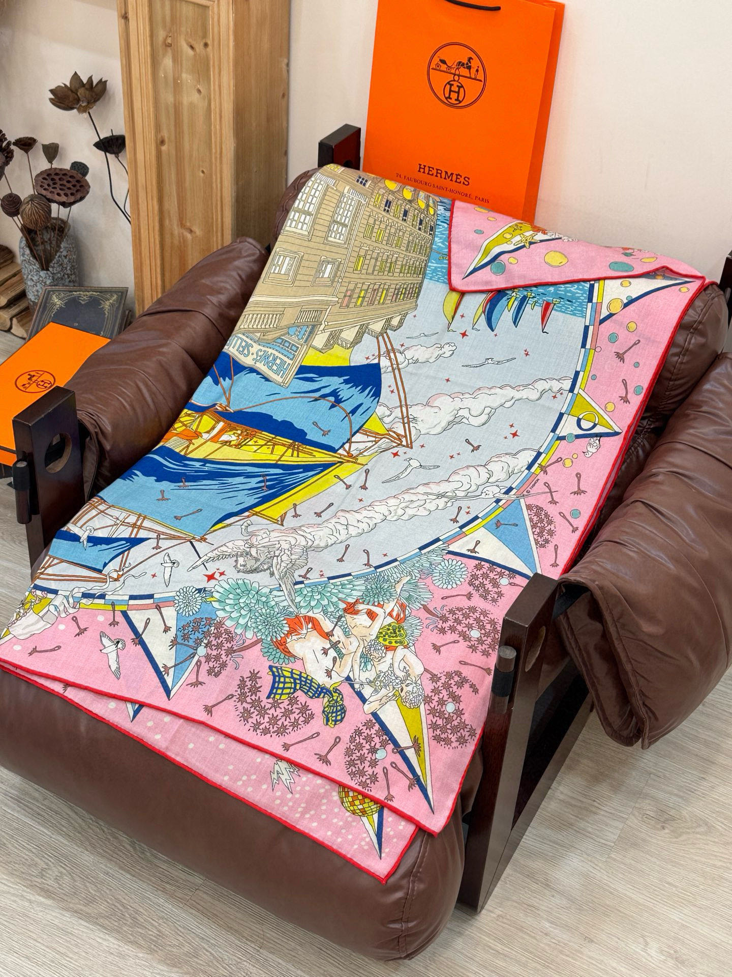 “全速前进”140双面丝绒披肩手工卷边丝毛绒方巾（30%桑蚕丝70%羊绒）这款经典单品展现强大而迷人的女