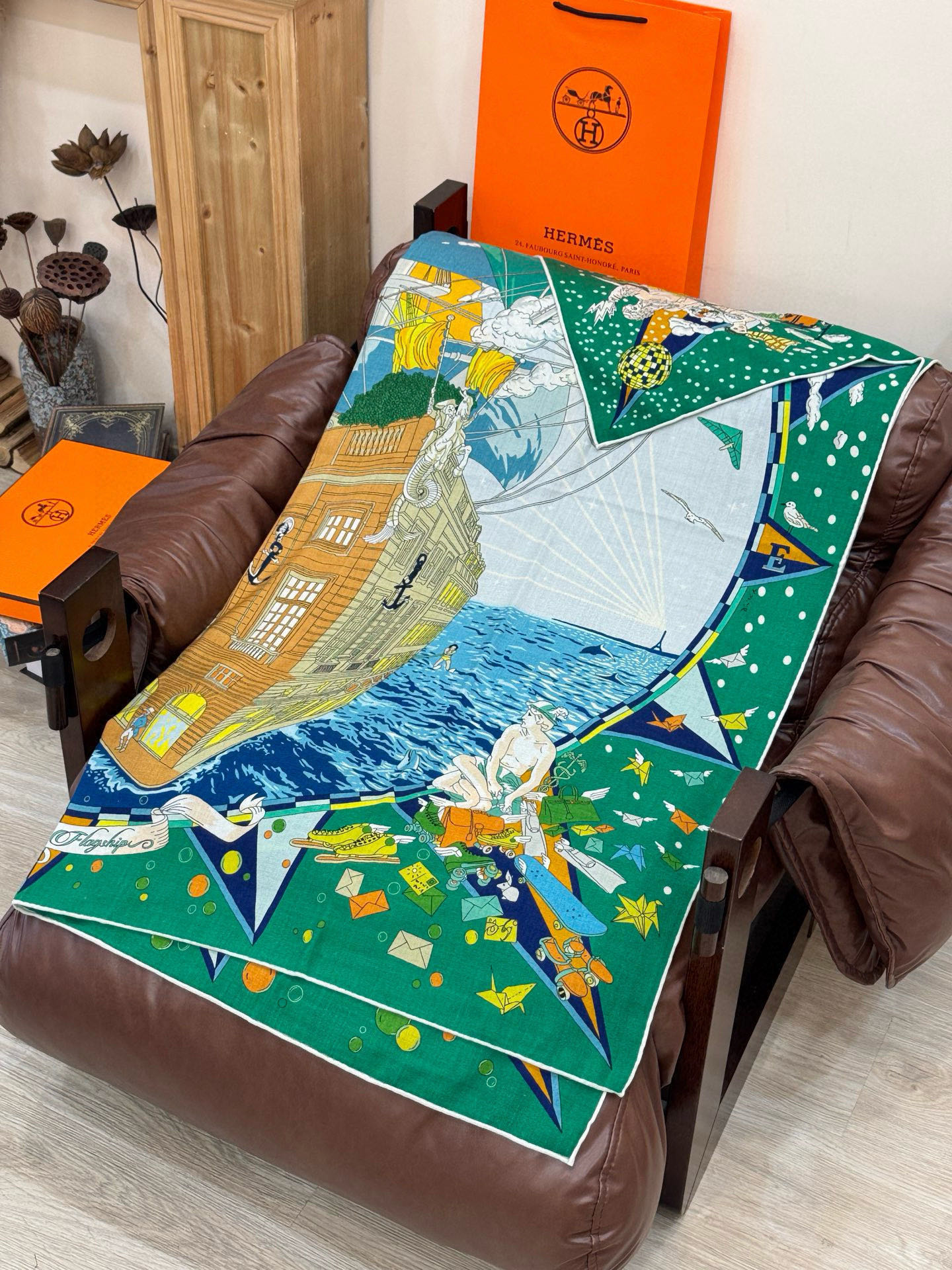 “全速前进”140双面丝绒披肩手工卷边丝毛绒方巾（30%桑蚕丝70%羊绒）这款经典单品展现强大而迷人的女