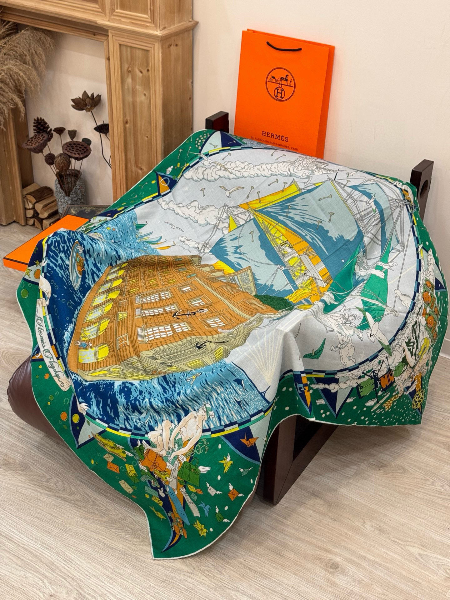 “全速前进”140双面丝绒披肩手工卷边丝毛绒方巾（30%桑蚕丝70%羊绒）这款经典单品展现强大而迷人的女