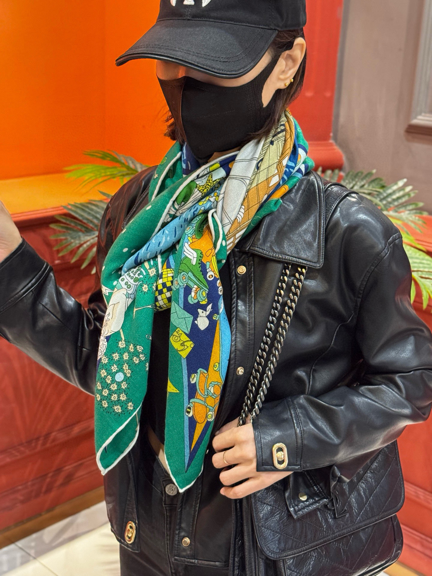 “全速前进”140双面丝绒披肩手工卷边丝毛绒方巾（30%桑蚕丝70%羊绒）这款经典单品展现强大而迷人的女