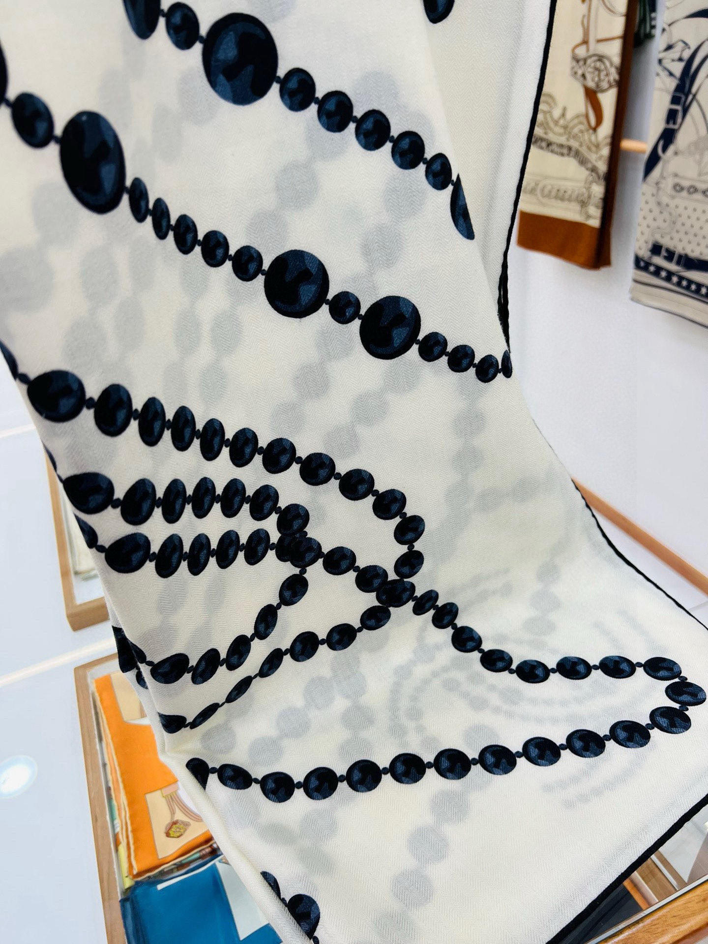 【▪️CHANEL新款 双面同色丝绒方巾】温柔而娴静，珍珠优雅气质！柔软顺滑的感觉真的舒服到心都化了！C