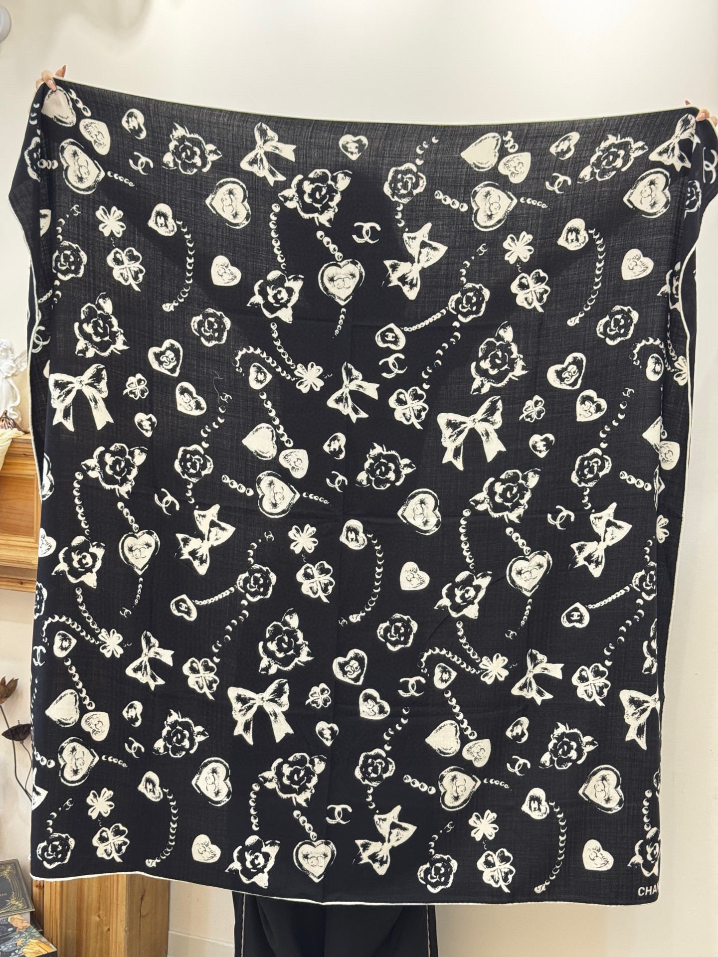 Chanel ~25秋冬新品～【爱心珍珠四叶草】【140双面丝绒披肩】手工卷边丝绒方巾（30%桑蚕丝70
