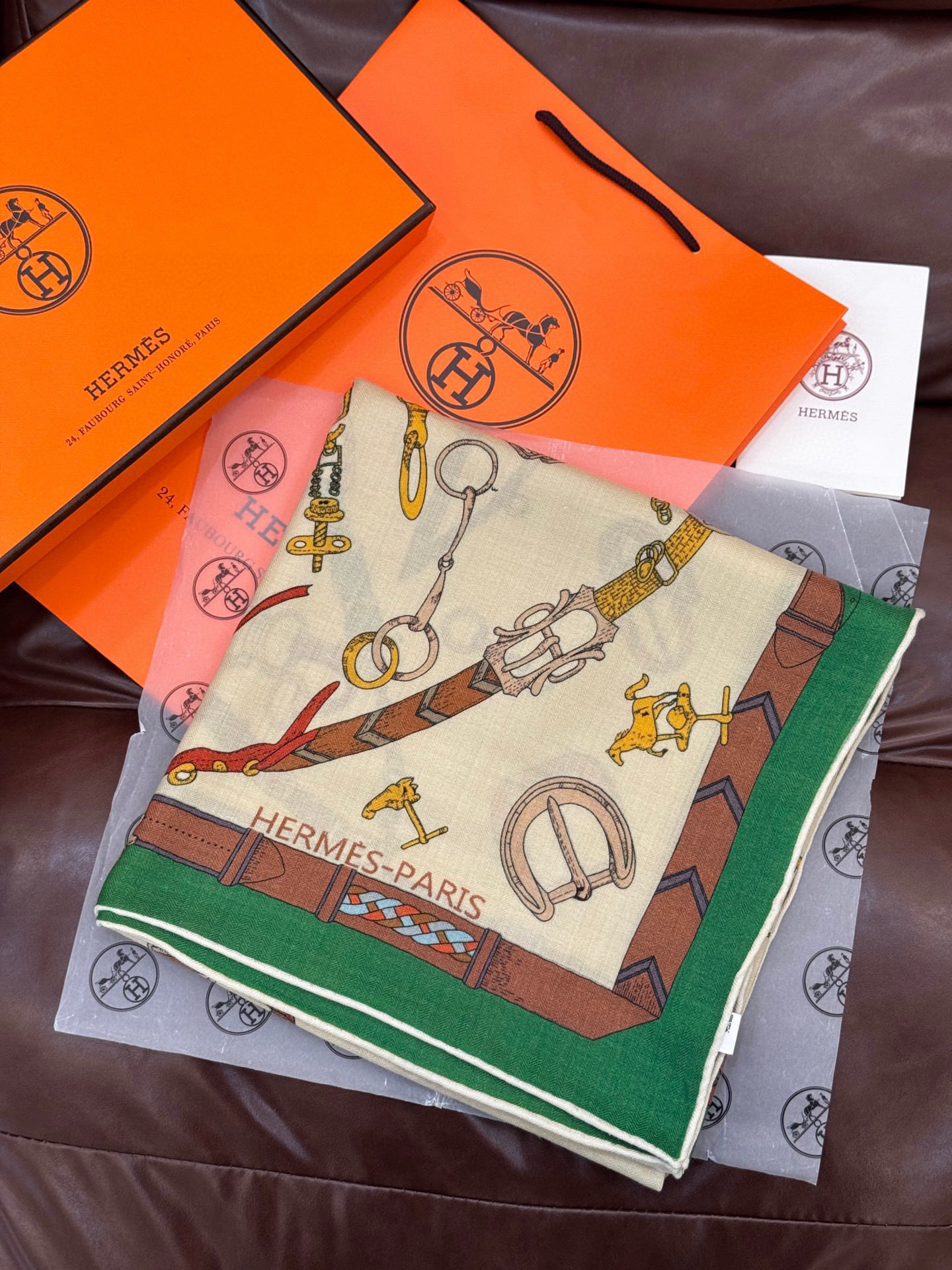 羊绒新款🆕👏👏买了都说好看‼️推荐💕爱马仕双面同色羊绒方巾【跃动的马儿双面同色140】，顶级工艺超值‼️