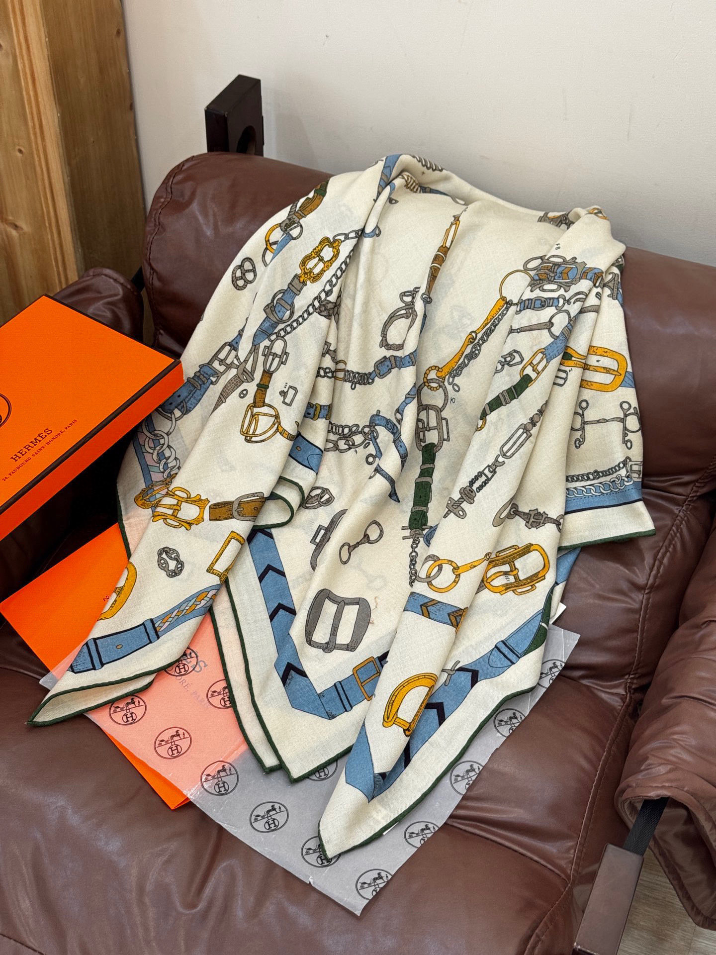 羊绒新款🆕👏👏买了都说好看‼️推荐💕爱马仕双面同色羊绒方巾【跃动的马儿双面同色140】，顶级工艺超值‼️