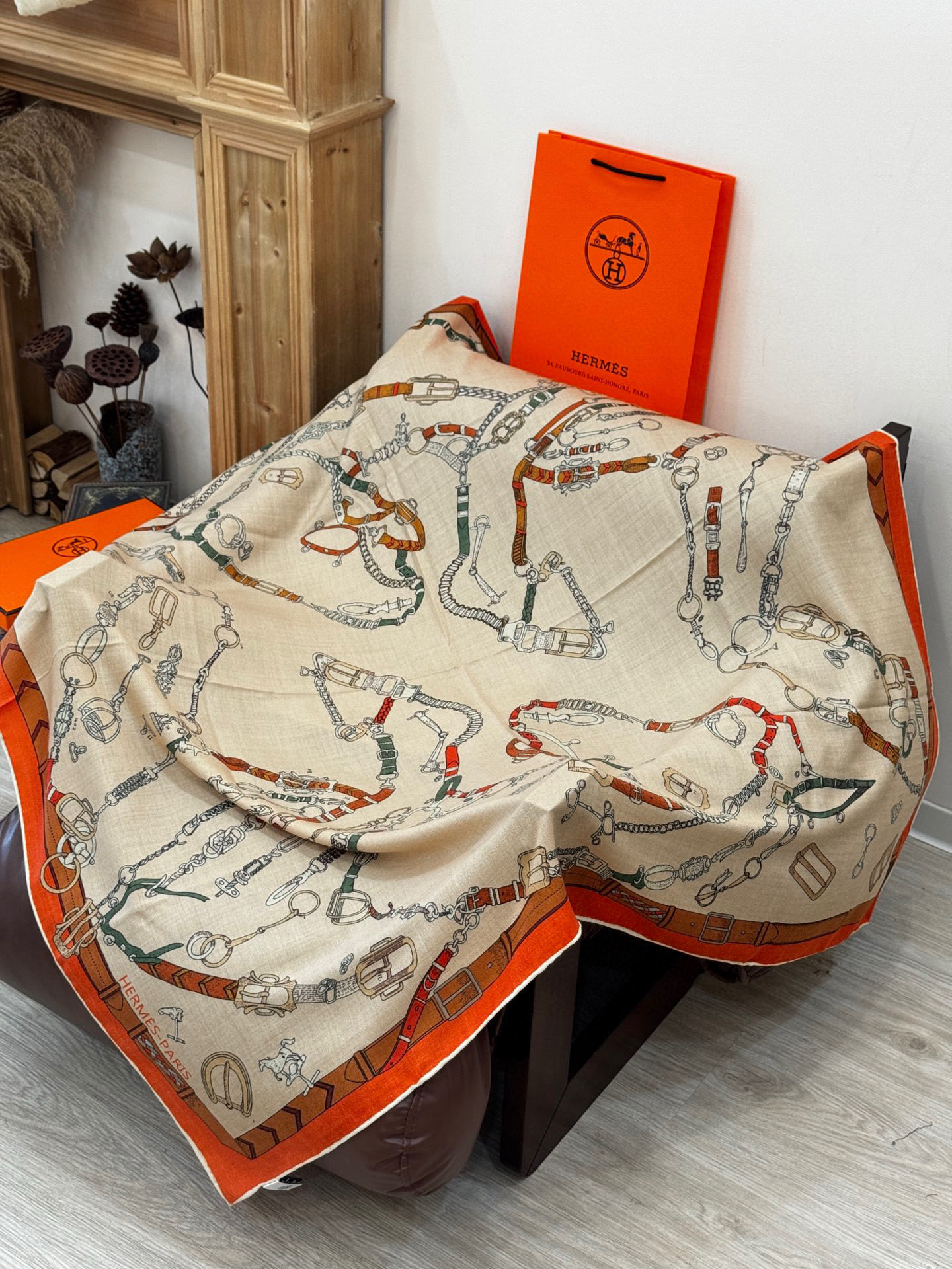 羊绒新款🆕👏👏买了都说好看‼️推荐💕爱马仕双面同色羊绒方巾【跃动的马儿双面同色140】，顶级工艺超值‼️