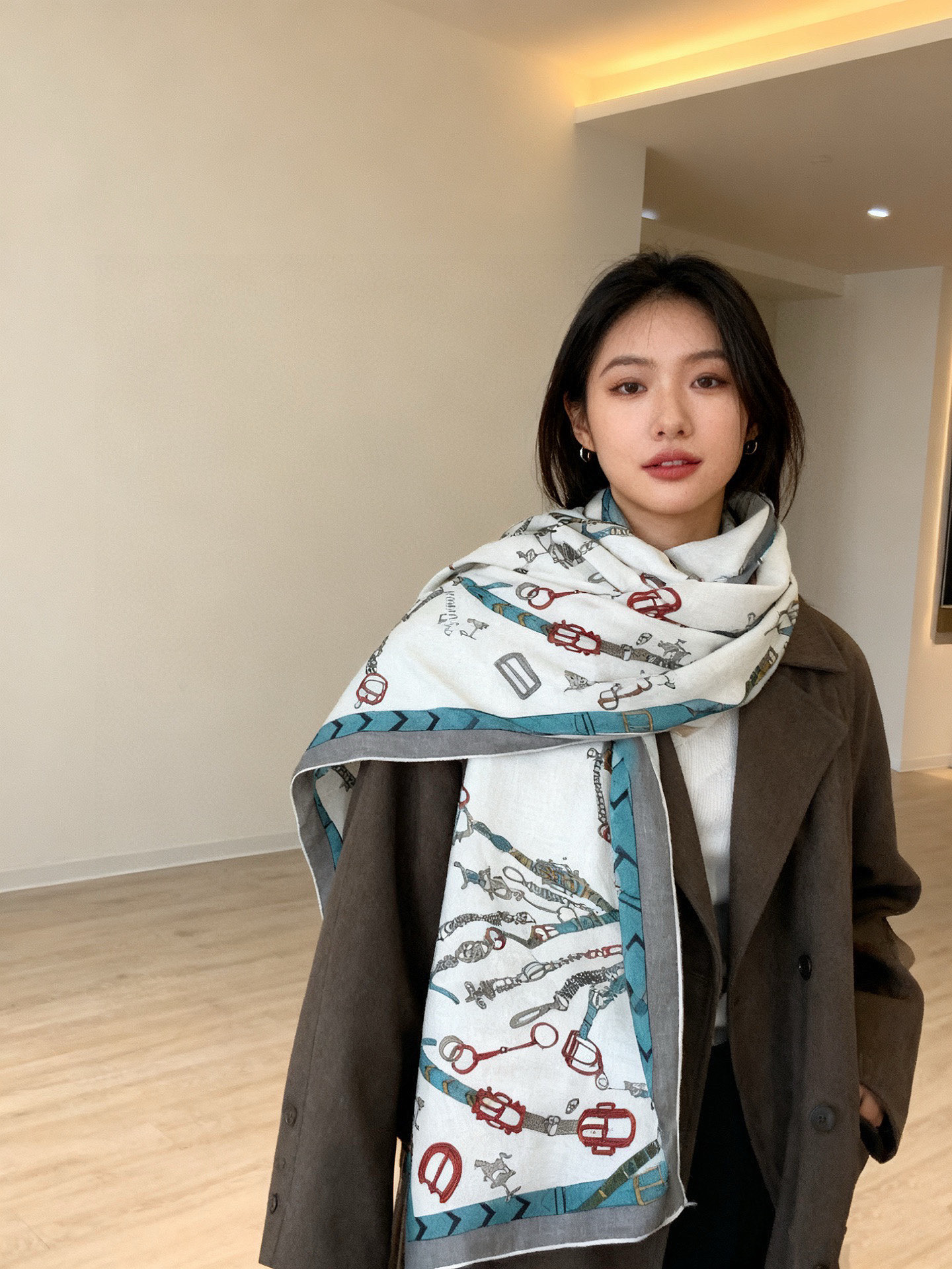 NO:580972,Everyone who bought the new cashmere style said it looks good. I recommend the Hermès double-sided cashmere square scarf of the same color [Leaping Horse, double-sided same color 140]. The top-notch craftsmanship is a great value. The Hermès counter has a hot model with three-dimensional presentation of patterns and textures. The real thing is of extremely high quality. Special craftsmanship. High-end research and development. Amazing. The special cutting-edge craftsmanship is loved by Bai Fumei. Whether it is quality, style or price, it makes them scream for big brand control. Super high cost performance.  Definitely worth buying, size 140cm*140cm, 70 cashmere silk high version scarf, high version scarf, hermes, real silk19860909羊绒新款买了都说好看推荐爱马仕双面同色羊绒方巾【跃动的马儿双面同色140】,顶级工艺超值爱马仕专柜爆款立体呈现图案纹路实物档次极高特殊工艺高端研发惊艳问世特殊尖端工艺处理受到白富美的喜欢 无论是品质 款式 价格都令大牌控的她们尖叫 超高性价比 绝对值得入手尺寸140cm*140cm,70羊绒真丝高版本围巾,高版本围巾,hermes,real silk,scarf