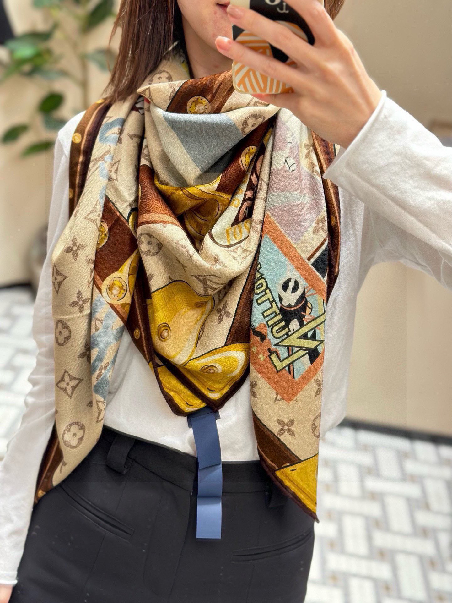 NO:580976,[LV] New Louis Vuitton, a high-end product worthy of the details. Pay close attention to the details and beat the market products from a small color matching. 140 square scarf. Two colors. Welcome to compare the details of ordinary products in the market. High version scarf, high version scarf, louis vuitton, louis vuitton19860909【LV】上新 路易威登 一款值得品细节的高货 抠细节,从一个小块的配色去打败市场货 140方巾 二个配色 欢迎对比市场普通货细节 高版本围巾,高版本围巾,louis vuitton,louis vuitton,scarf