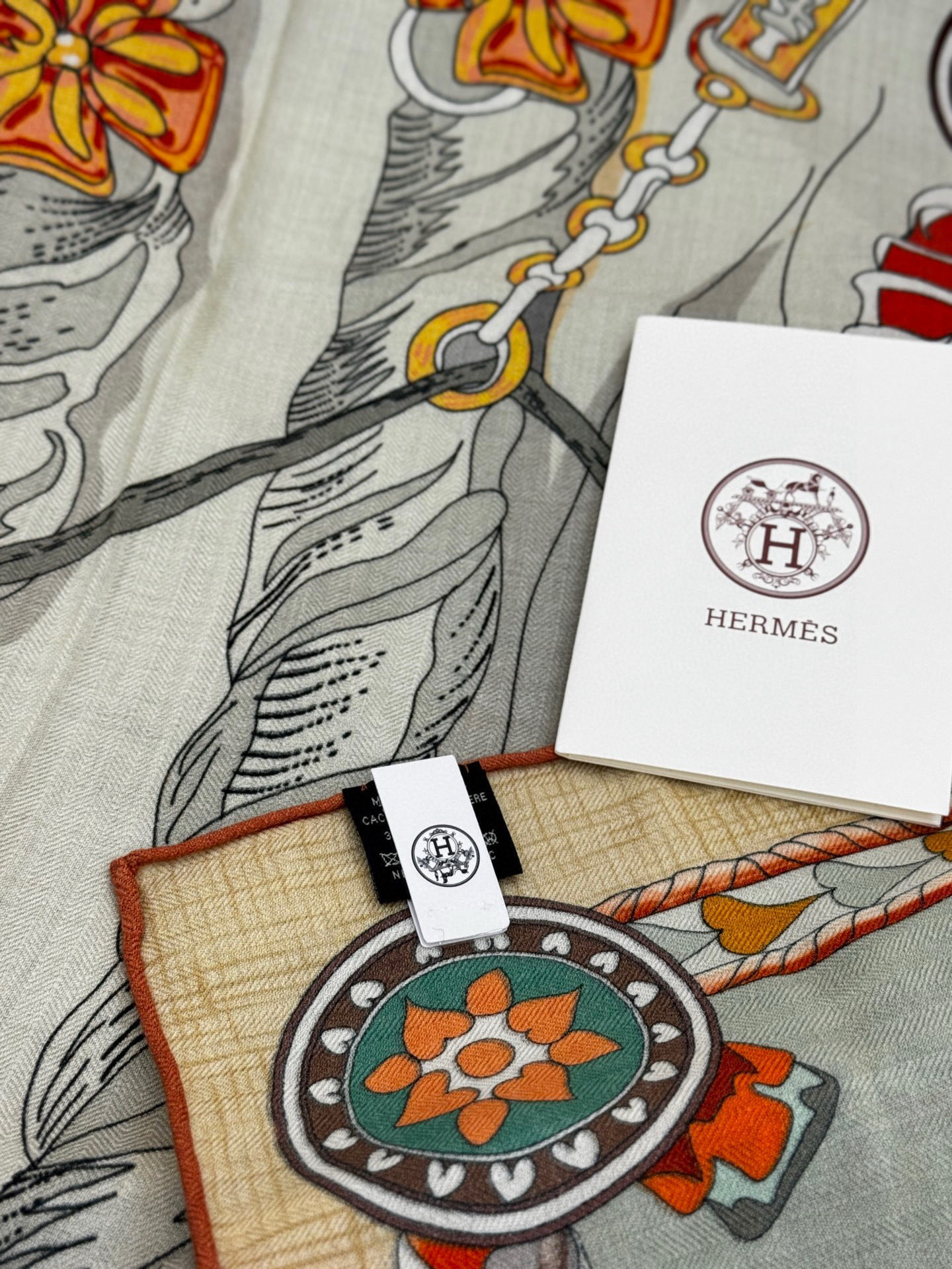 【双面同色】原单爱马仕140cm丝绒方巾💕 甜蜜的鞍具，装饰家芳登和佩西耶设计的一款餐盘增添骑士般的浪漫