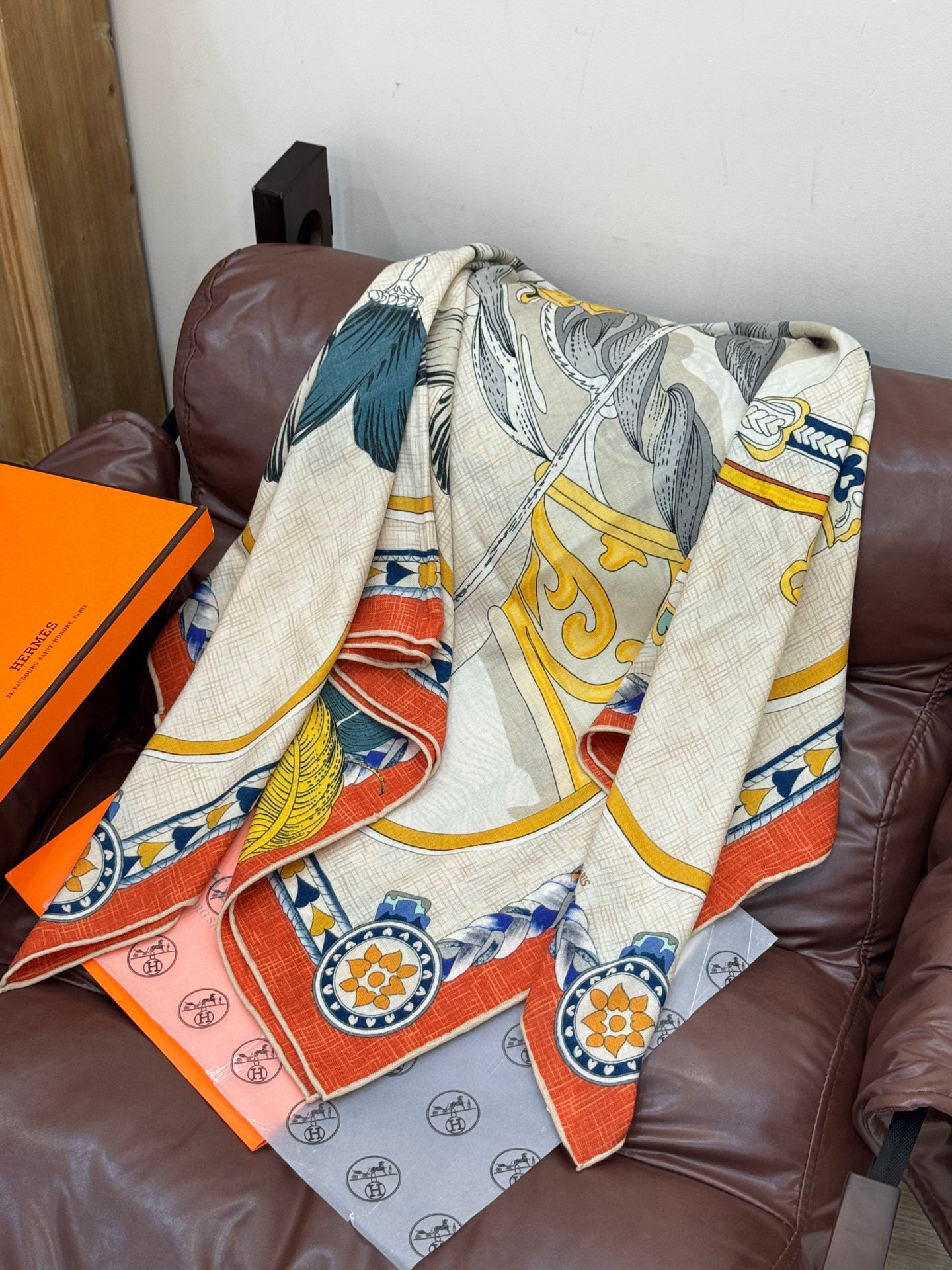 【双面同色】原单爱马仕140cm丝绒方巾💕 甜蜜的鞍具，装饰家芳登和佩西耶设计的一款餐盘增添骑士般的浪漫