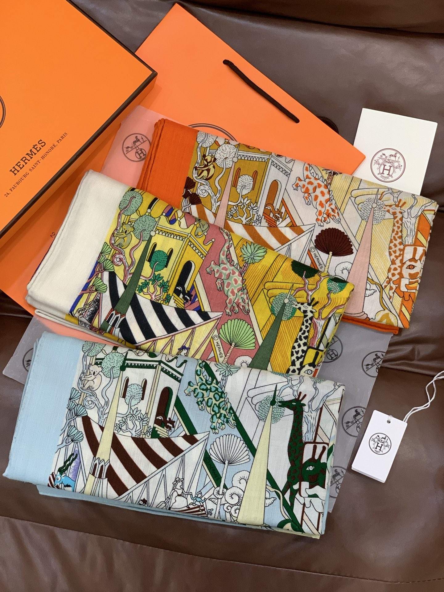 羊绒新款🆕👏👏买了都说好看‼️推荐💕爱马仕双面同色羊绒方巾【动物之城双面同色140】，顶级工艺超值‼️爱