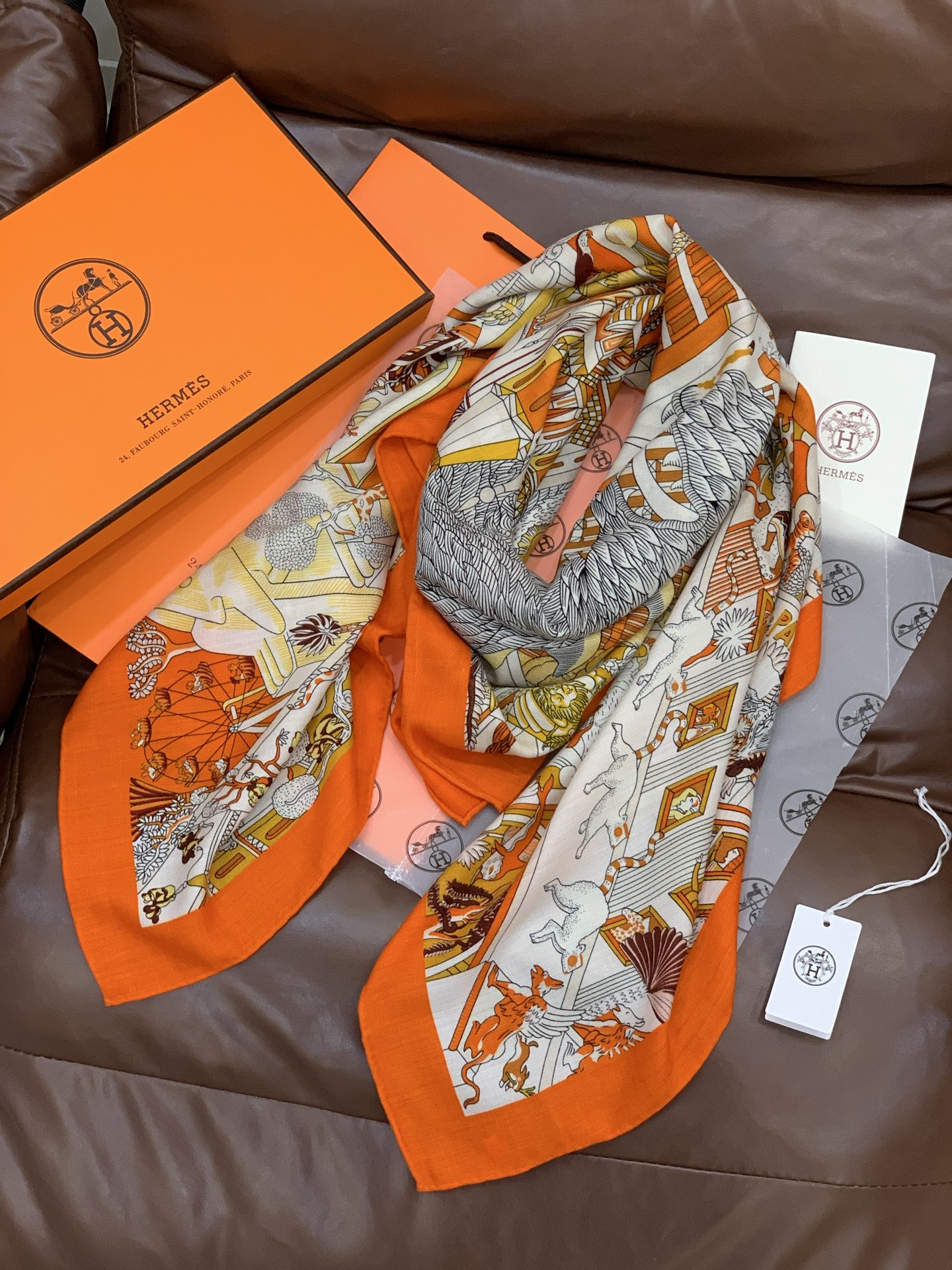 羊绒新款🆕👏👏买了都说好看‼️推荐💕爱马仕双面同色羊绒方巾【动物之城双面同色140】，顶级工艺超值‼️爱