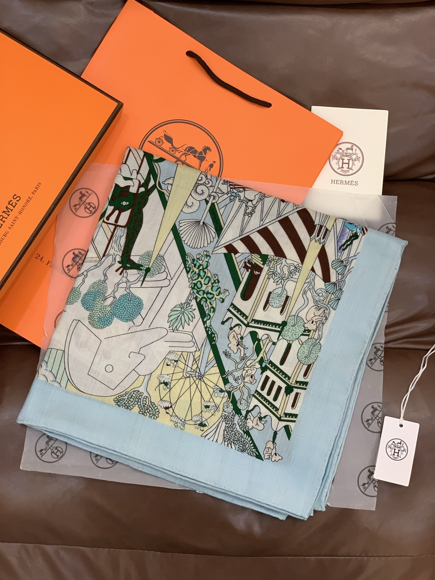 羊绒新款🆕👏👏买了都说好看‼️推荐💕爱马仕双面同色羊绒方巾【动物之城双面同色140】，顶级工艺超值‼️爱