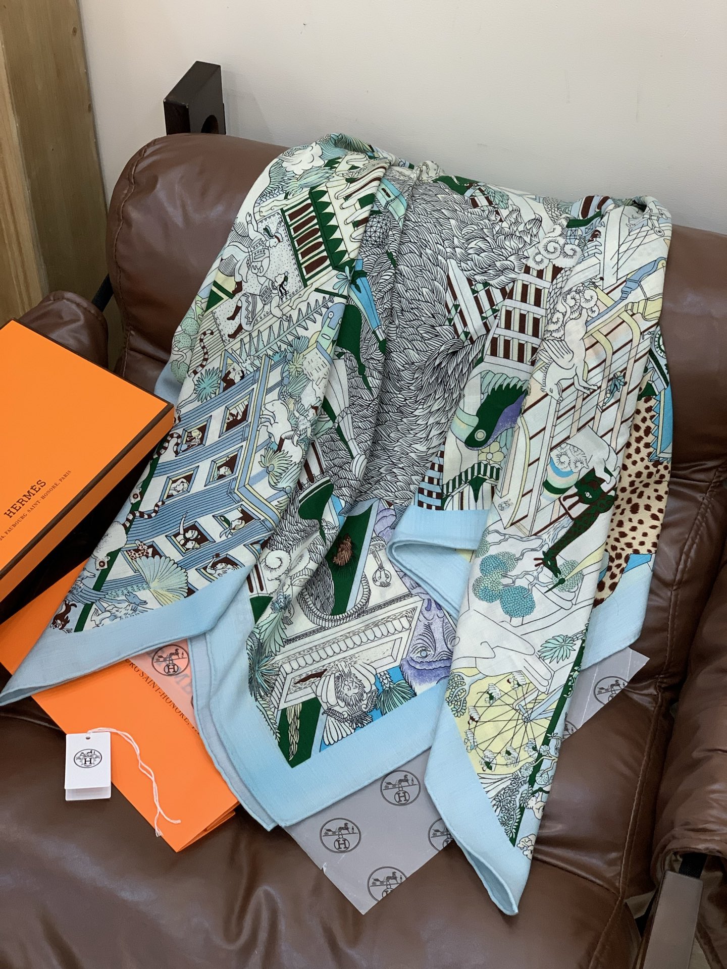 羊绒新款🆕👏👏买了都说好看‼️推荐💕爱马仕双面同色羊绒方巾【动物之城双面同色140】，顶级工艺超值‼️爱