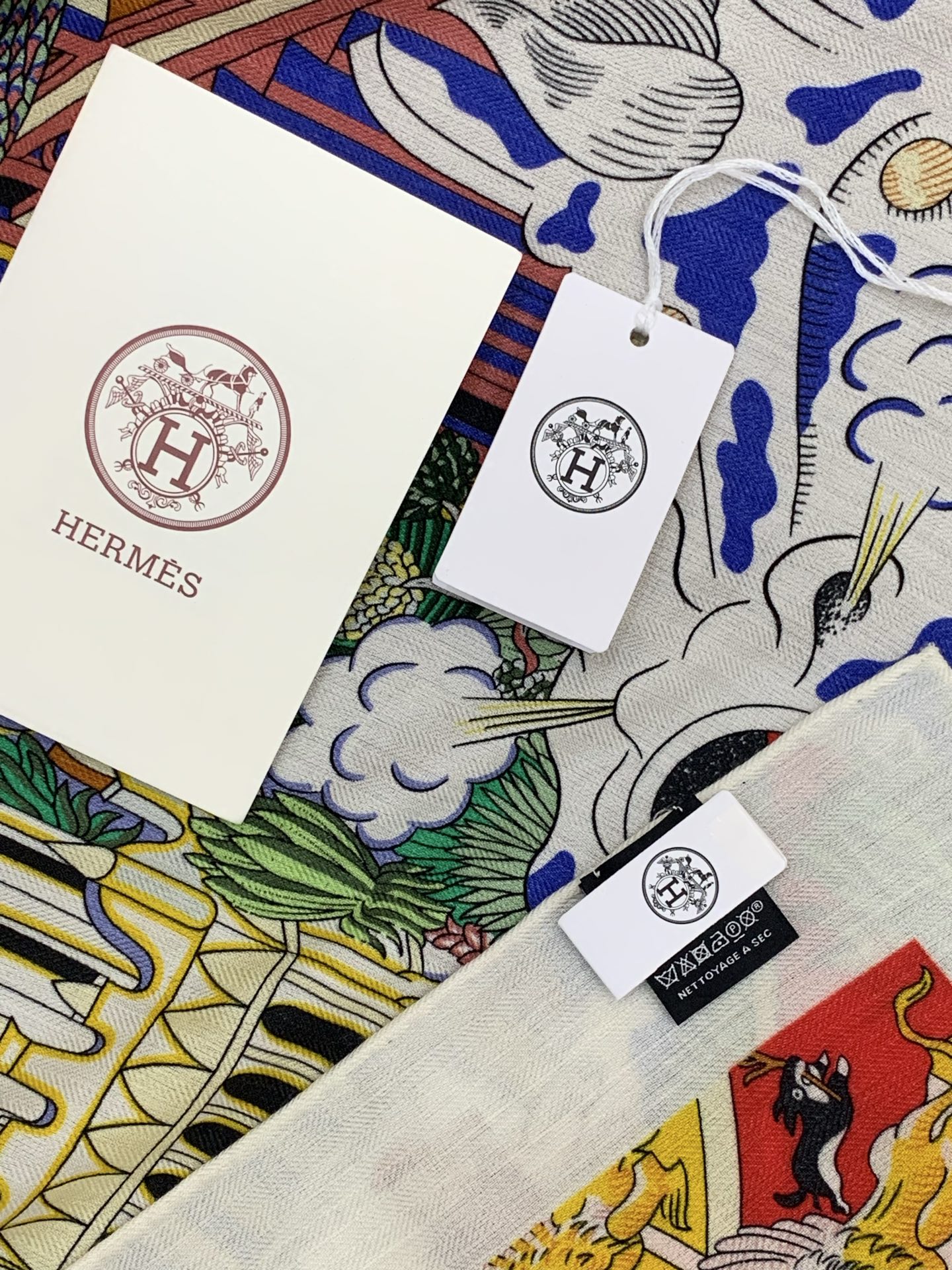 羊绒新款🆕👏👏买了都说好看‼️推荐💕爱马仕双面同色羊绒方巾【动物之城双面同色140】，顶级工艺超值‼️爱