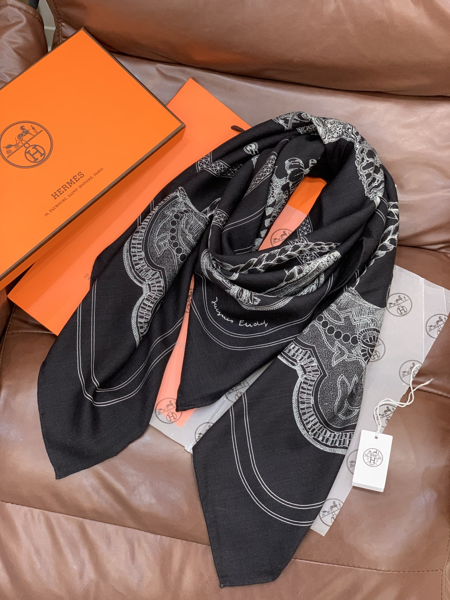 “盛宴”140厘米丝绒高级黑方巾【双面同色】手工卷边丝绒真丝方巾（30%真丝70%羊绒）这款典藏方巾展现