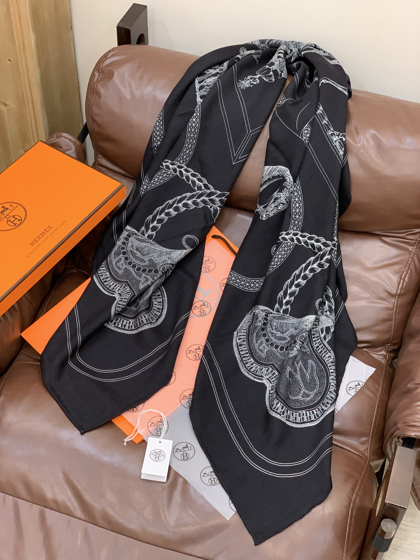 “盛宴”140厘米丝绒高级黑方巾【双面同色】手工卷边丝绒真丝方巾（30%真丝70%羊绒）这款典藏方巾展现