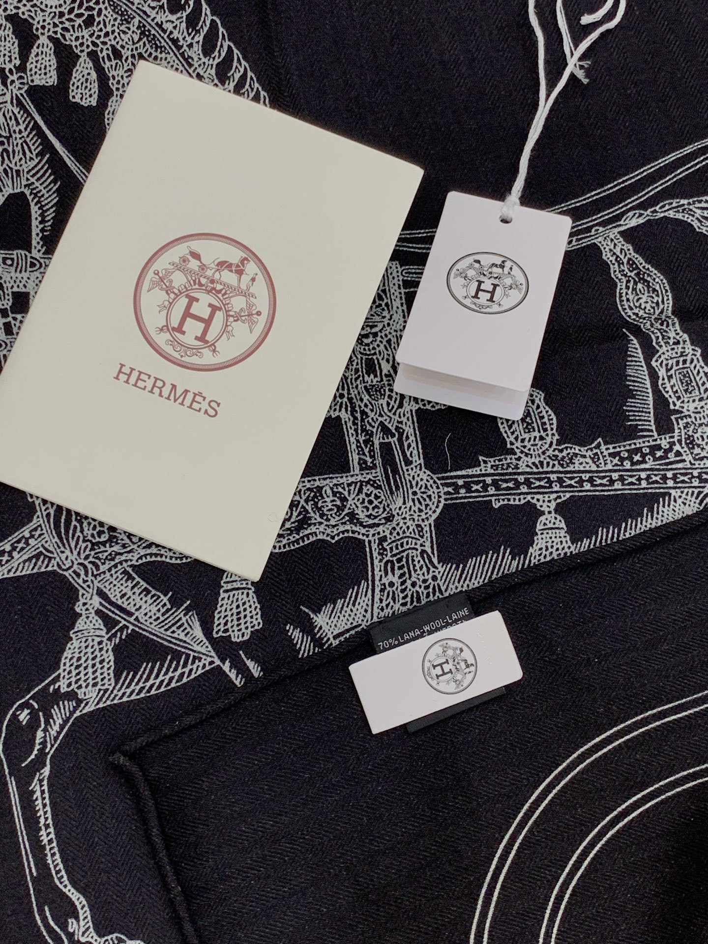 “盛宴”140厘米丝绒高级黑方巾【双面同色】手工卷边丝绒真丝方巾（30%真丝70%羊绒）这款典藏方巾展现