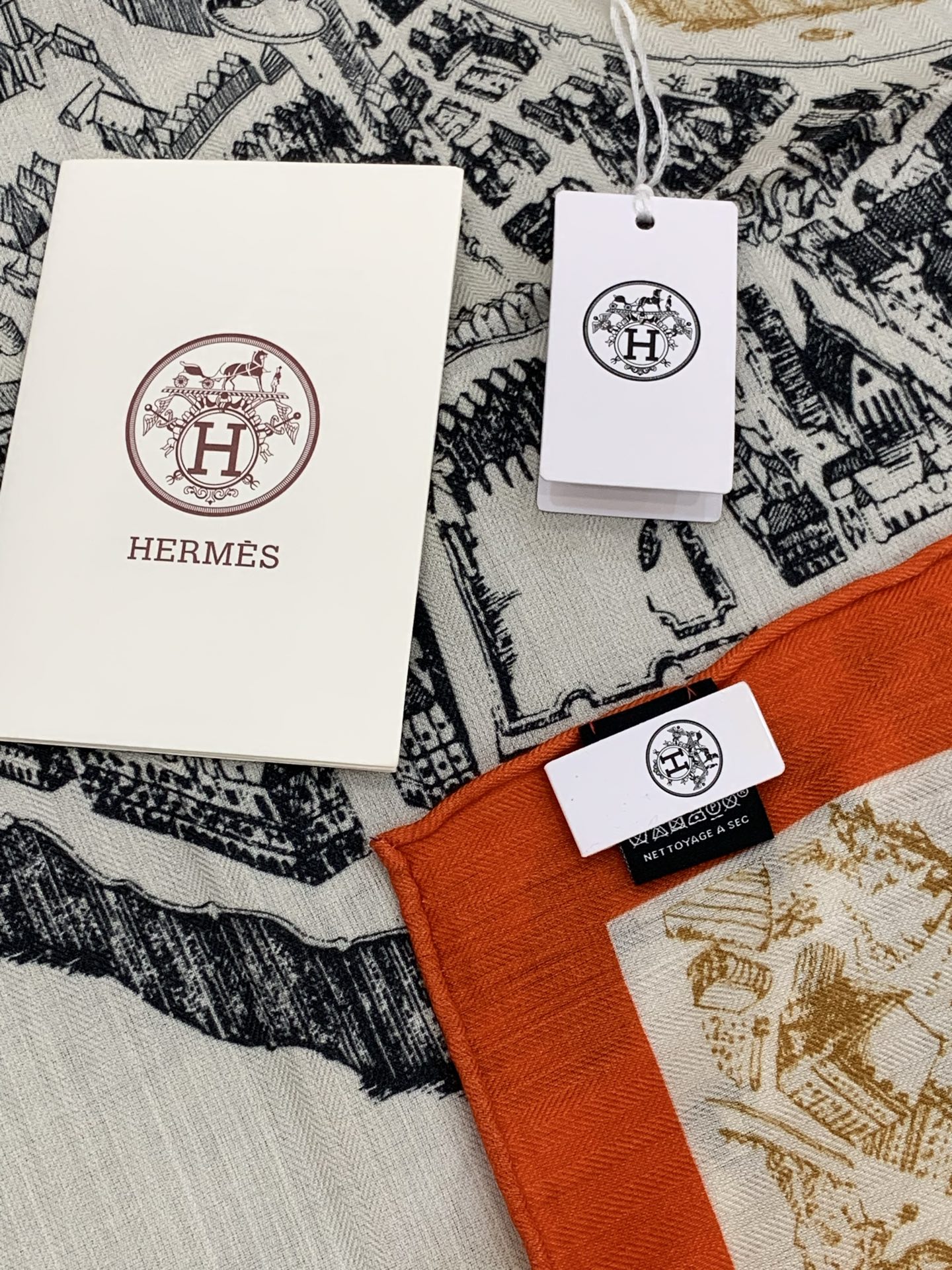 【140顶级丝羊绒双面同色披肩『骏马之城』！！超级气质！！】不仅美有其表，更有好品质与好细节的出彩内质！