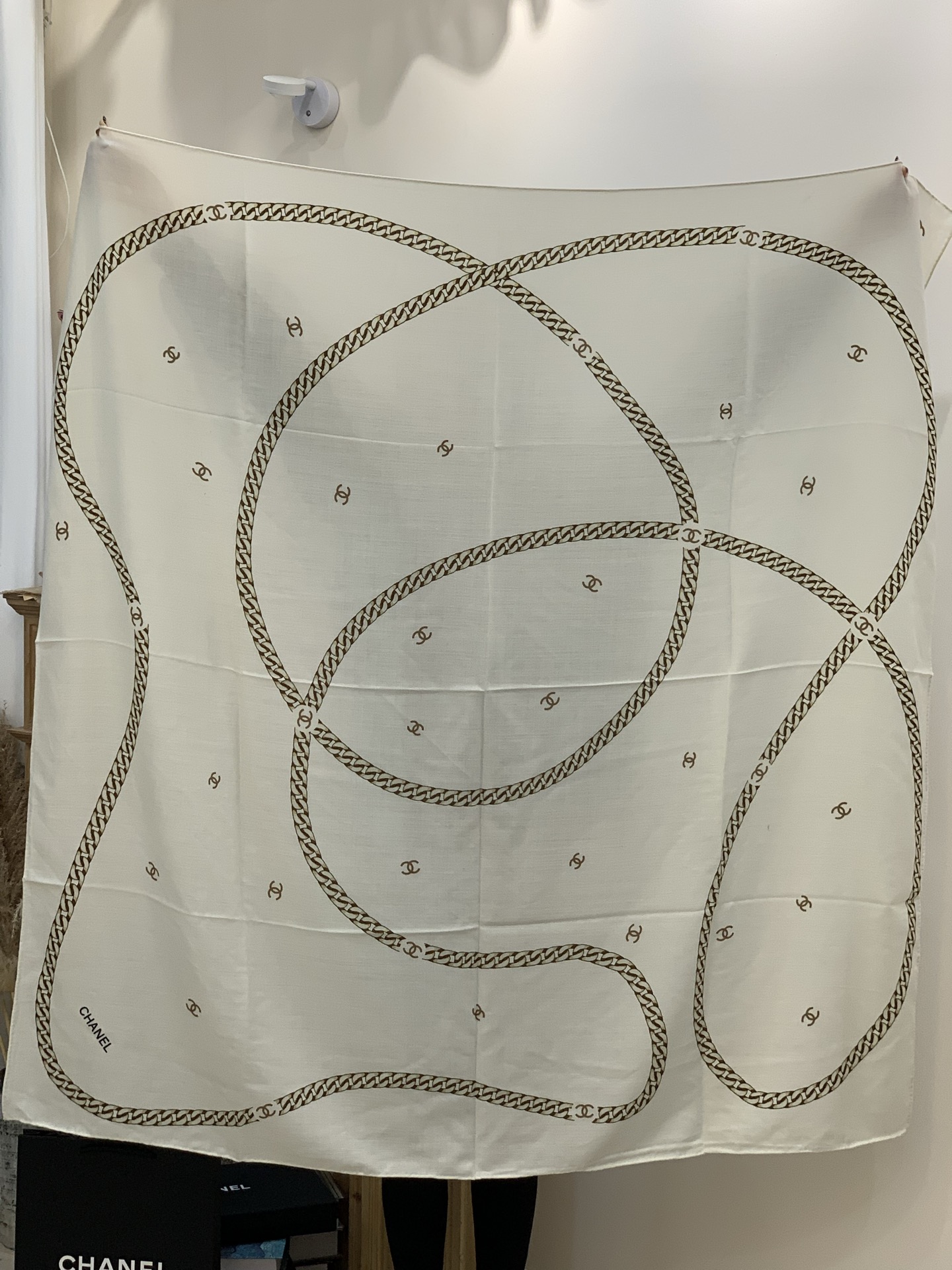 2025秋冬高级成衣系列～Chanel 【140双面同色丝绒披肩】此系列谱写一曲自由轻灵的赞歌本系列作品