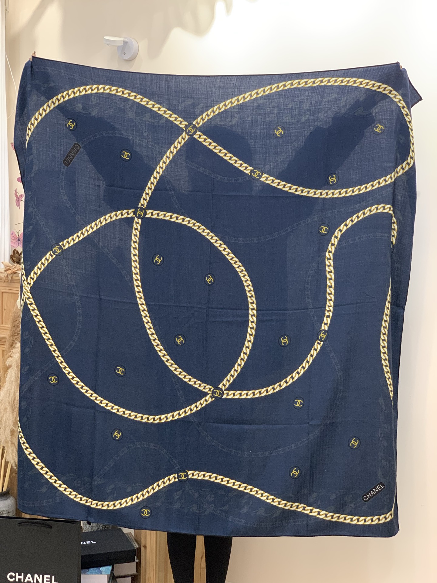 2025秋冬高级成衣系列～Chanel 【140双面同色丝绒披肩】此系列谱写一曲自由轻灵的赞歌本系列作品