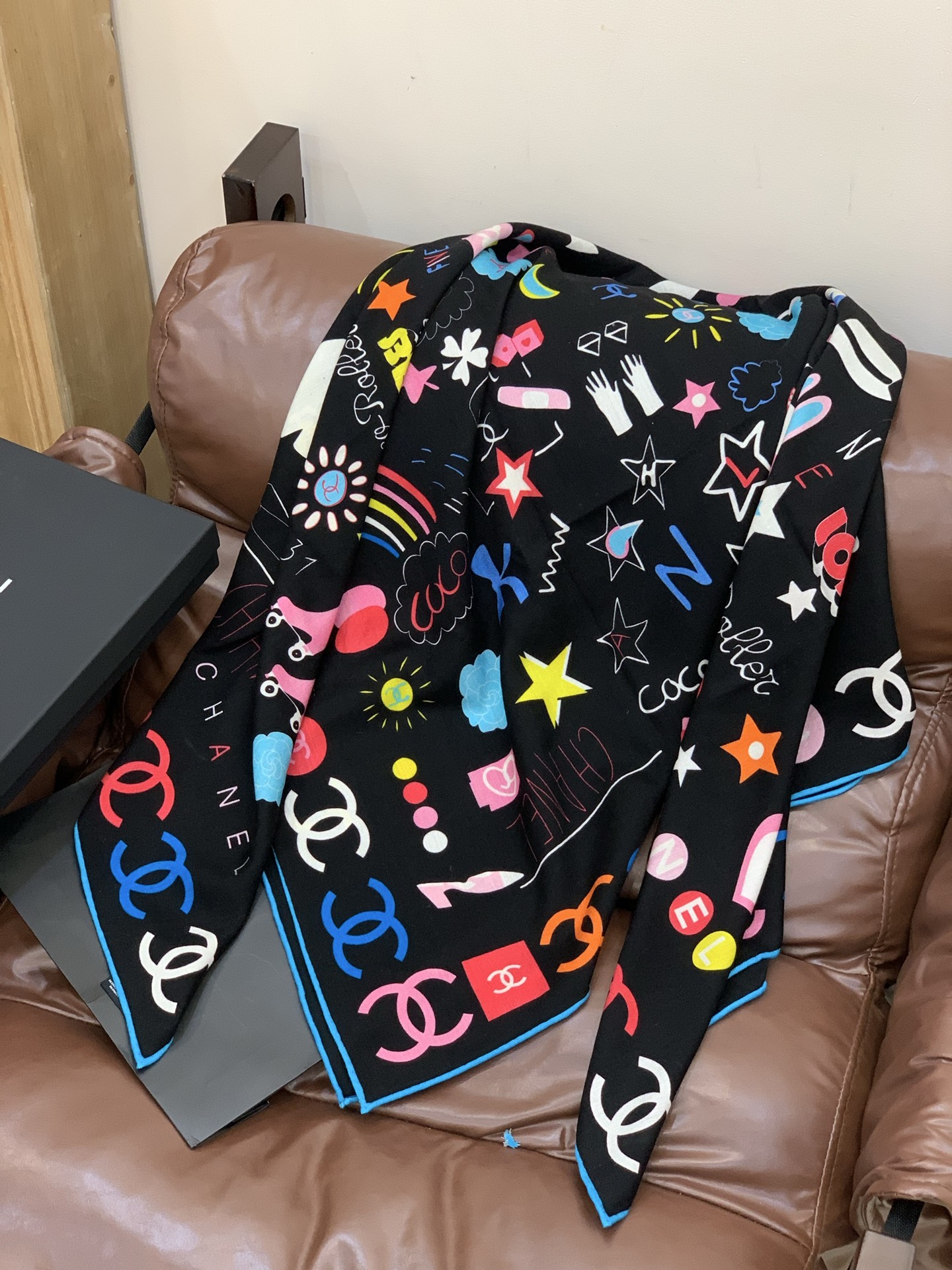 2025秋冬高级成衣系列～Chanel 【140双面同色丝绒披肩】此系列谱写一曲自由轻灵的赞歌本系列作品