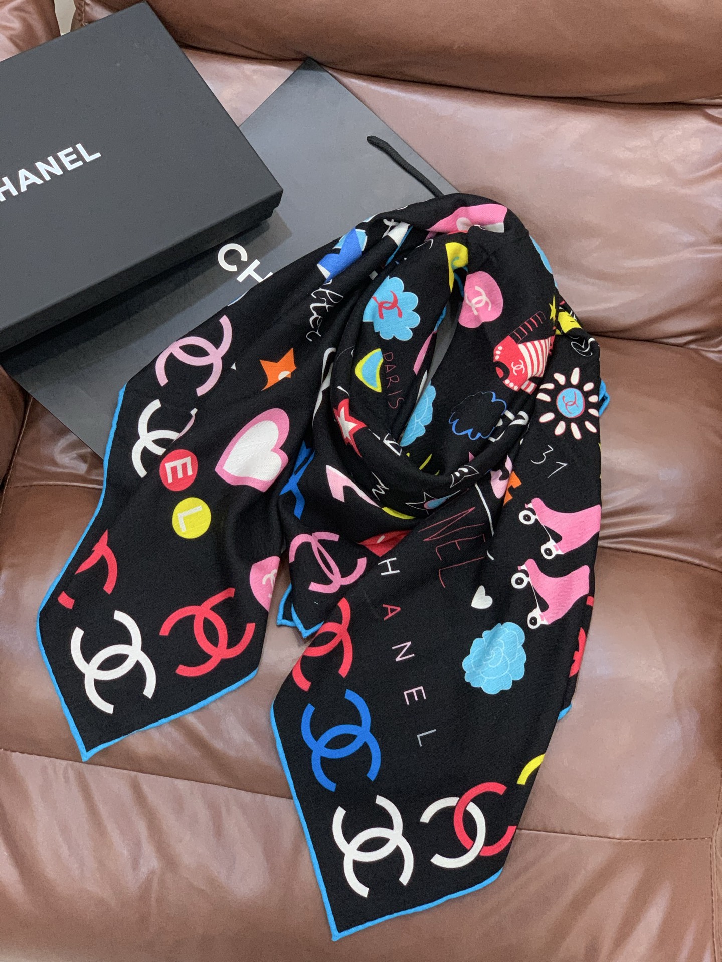 2025秋冬高级成衣系列～Chanel 【140双面同色丝绒披肩】此系列谱写一曲自由轻灵的赞歌本系列作品