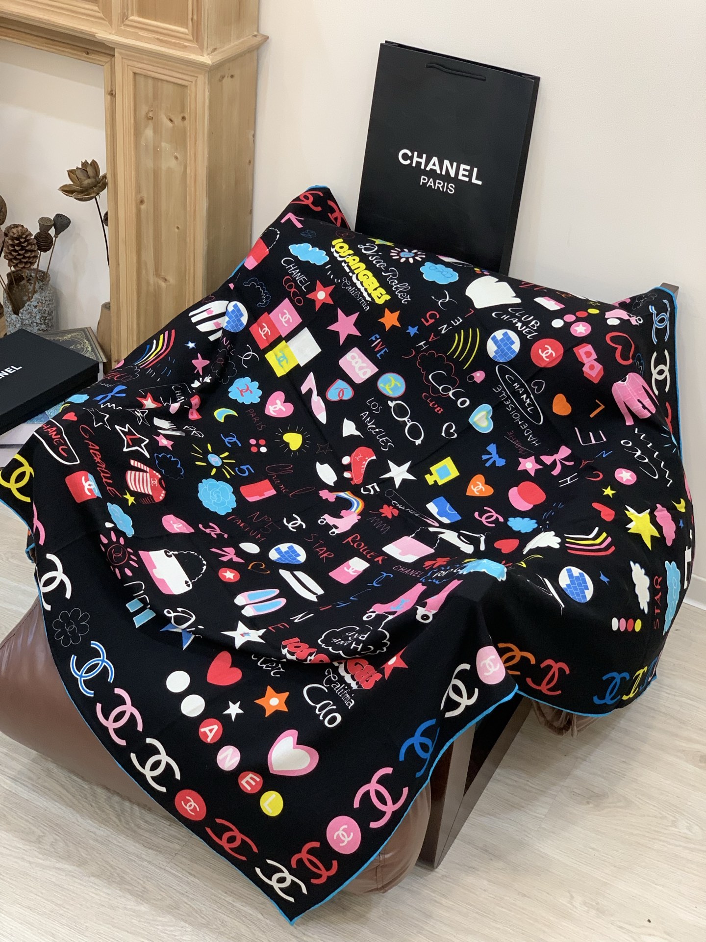 2025秋冬高级成衣系列～Chanel 【140双面同色丝绒披肩】此系列谱写一曲自由轻灵的赞歌本系列作品