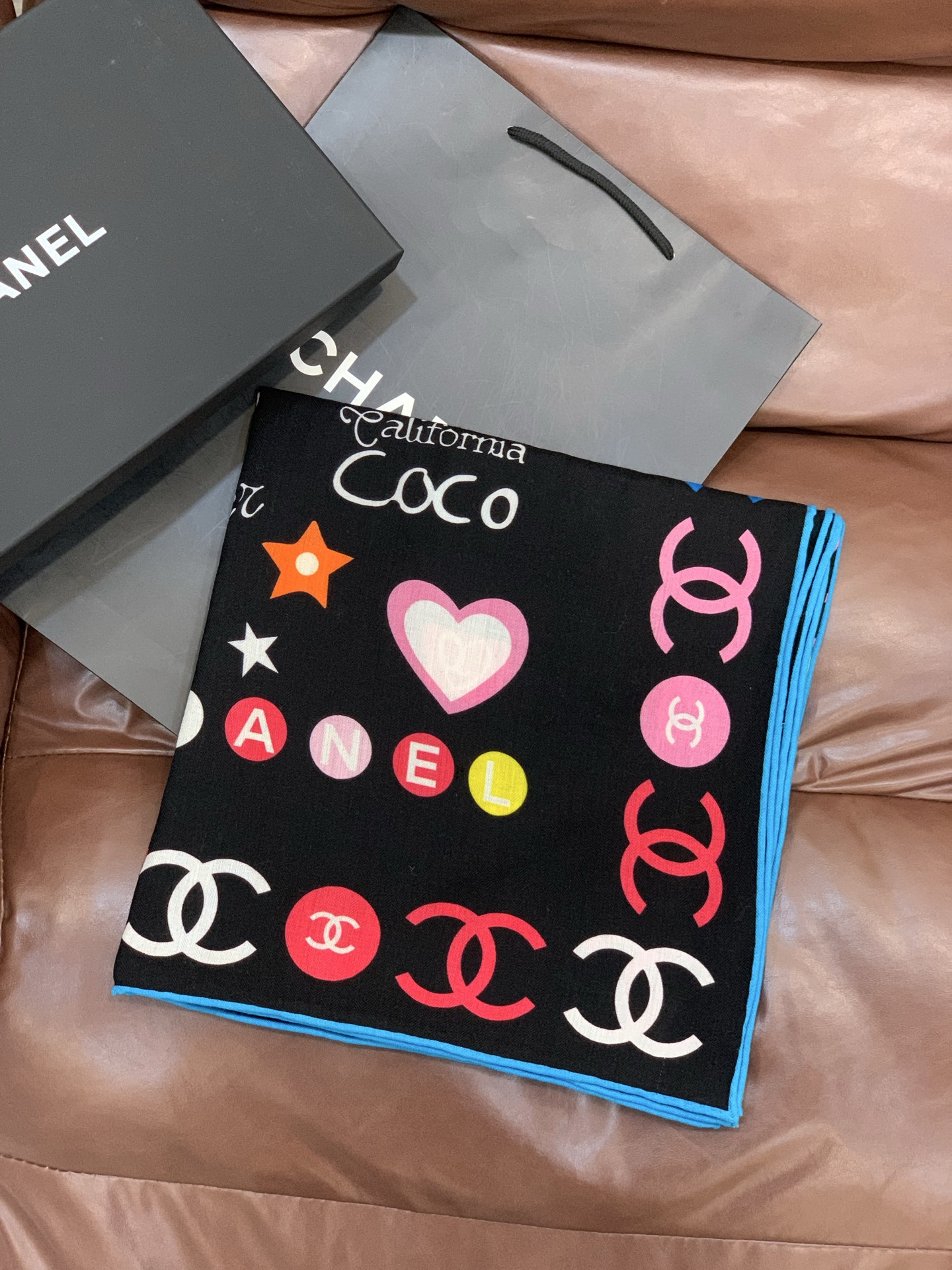 2025秋冬高级成衣系列～Chanel 【140双面同色丝绒披肩】此系列谱写一曲自由轻灵的赞歌本系列作品