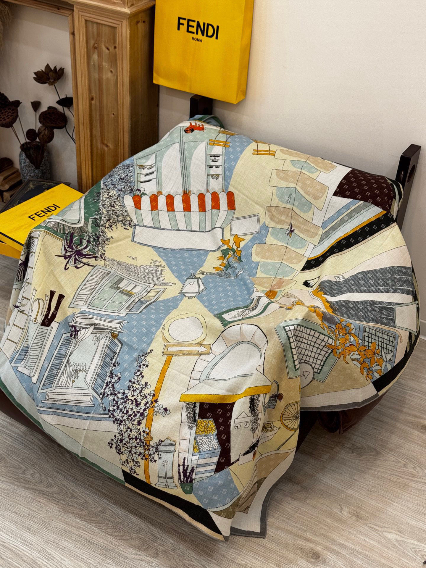 Fendi方形围巾 丝绒材质。采用定制的“Walking around Rome”图案，灵感源自罗马的历