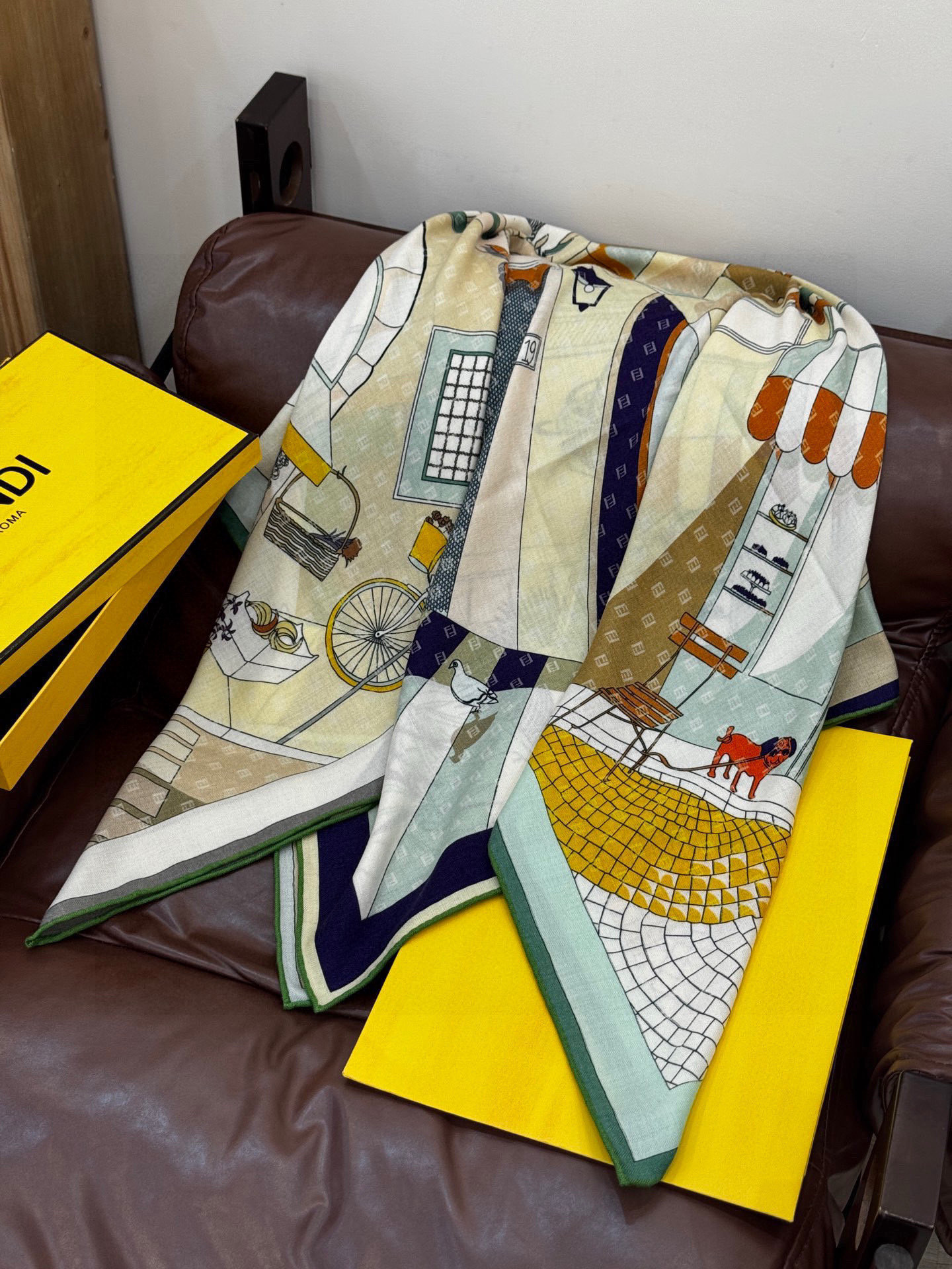 Fendi方形围巾 丝绒材质。采用定制的“Walking around Rome”图案，灵感源自罗马的历