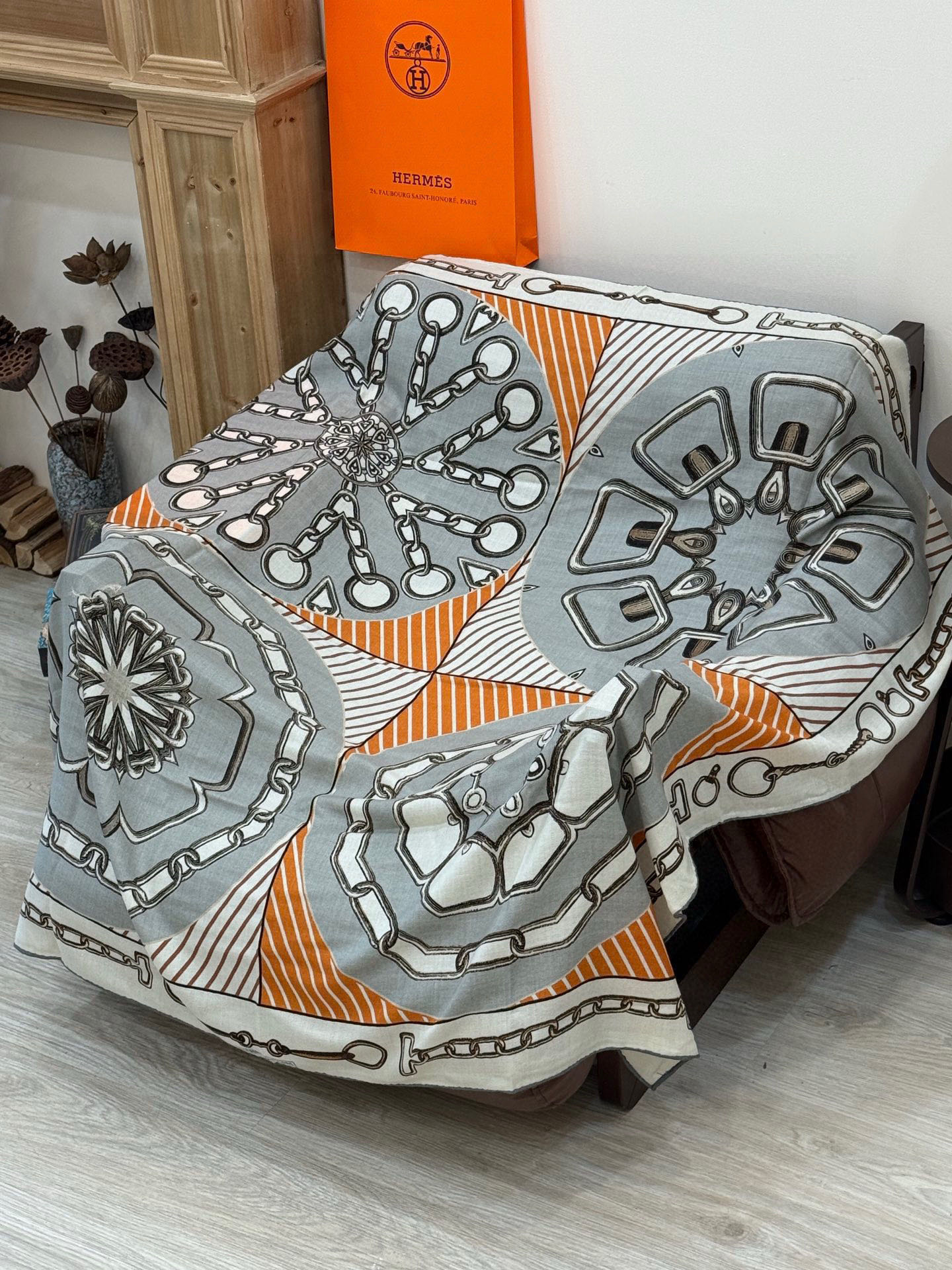 💟2025年早秋上新💞【双面同色丝绒方巾】手工卷边山羊绒和真丝混纺披肩（70%羊绒，30%桑蚕丝）这款披